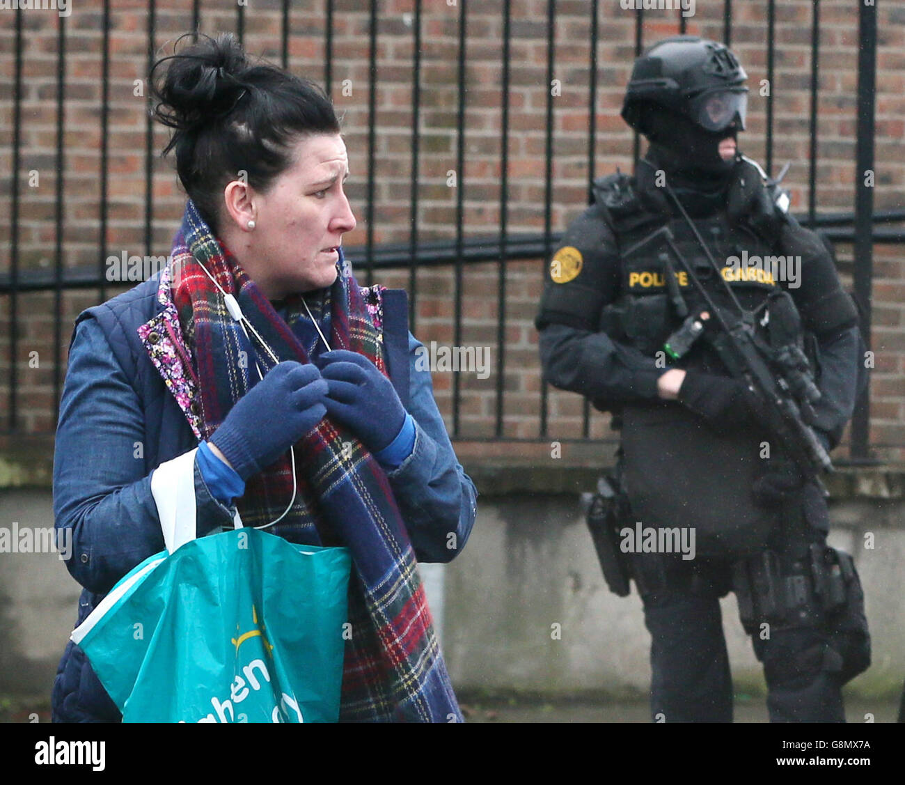 Bewaffneter Gardai von der Truppeneinsatzeinheit auf Patrouille in North Inner City Dublin, da Bandengewalt in vier Tagen zu zwei Morden geführt hat. Stockfoto