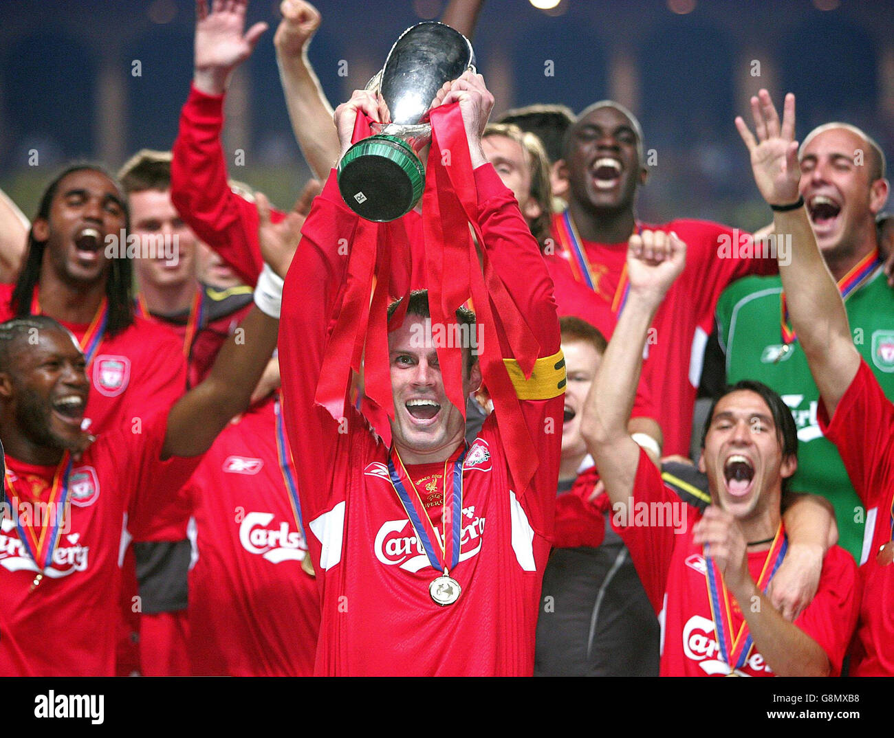 Liverpooler Kapitän Jamie Carragher (C) hebt die Trophäe nach dem Gewinn des UEFA Super Cup gegen Monaco im Louis II Stadium in Monaco am Freitag, 26. August 2005. DRÜCKEN SIE VERBANDSFOTO. Bildnachweis sollte lauten: Martin Rickett/PA. Stockfoto