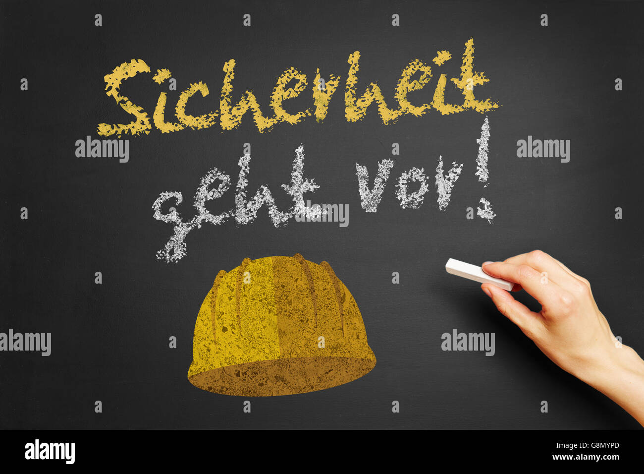 Handschrift den deutsche Slogan "Sicherheit Geht Vor!" (Sicherheit erste) auf einer Tafel Stockfoto