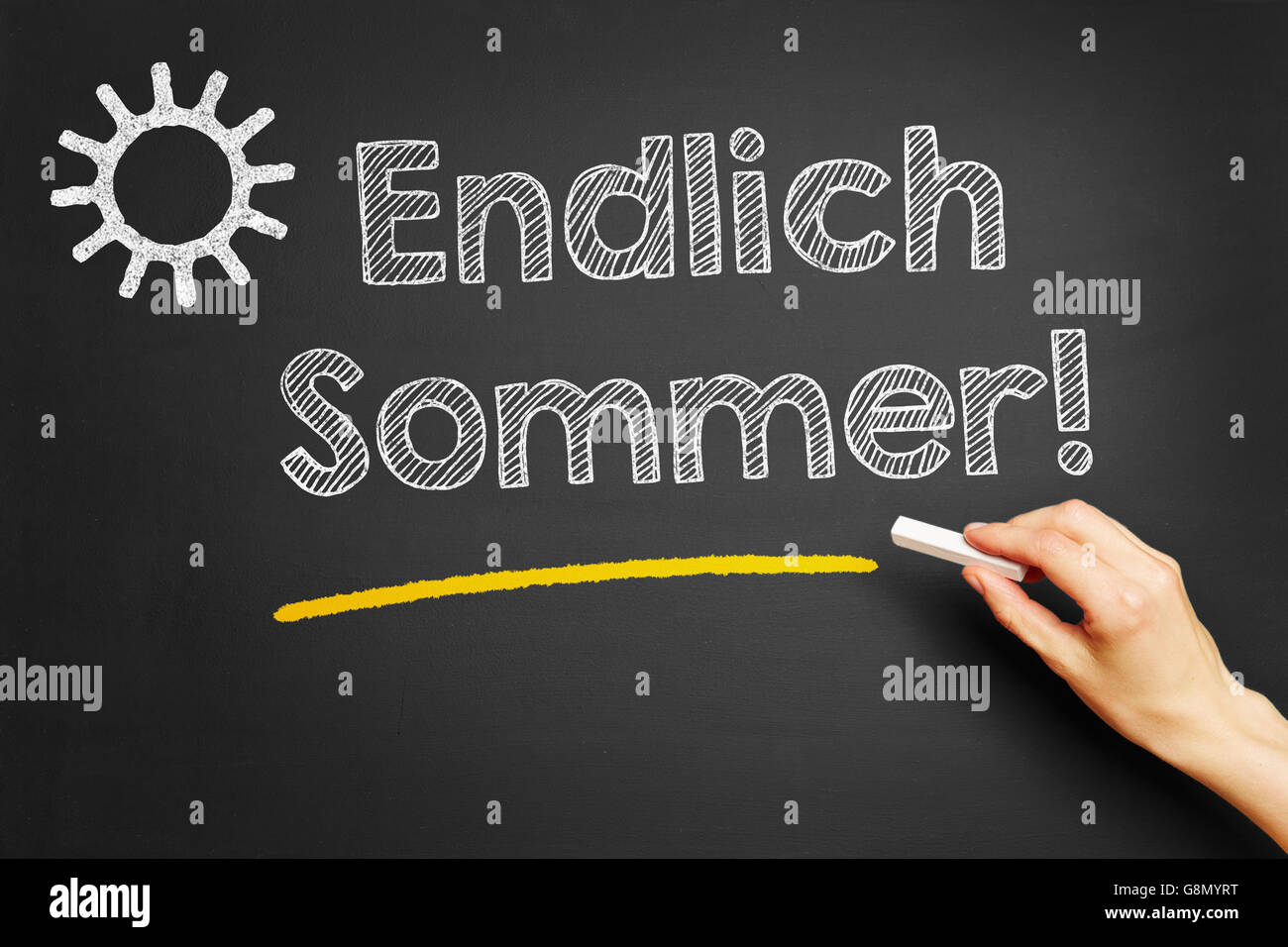 Hand mit Kreide schreiben in Deutsch "Vergütungspolitik Sommer!" (Im Sommer endlich) auf einer Tafel Stockfoto