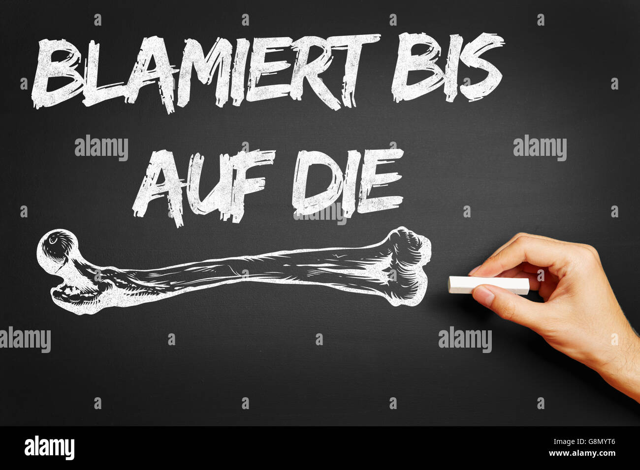 Handschrift, die das deutsche Sprichwort "Blamiert Bis Auf Die Knochen" (blamieren sich selbst) auf einer Tafel Stockfoto