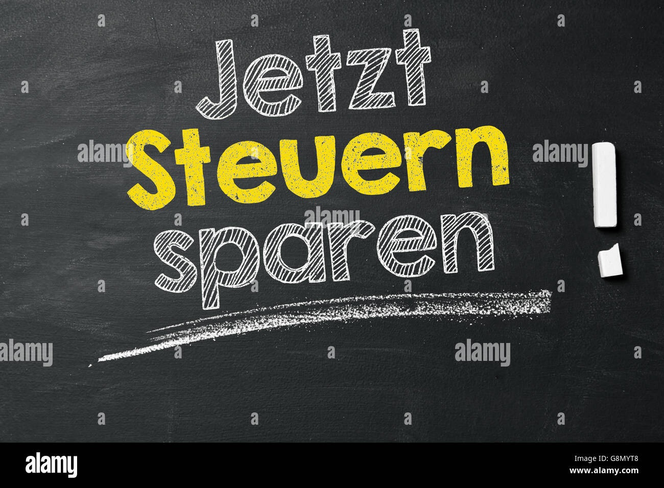 Deutsche Redewendung "Jetzt Steuern Sparen!" (Jetzt sparen Sie steuern!) mit Kreide auf die Tafel Stockfoto