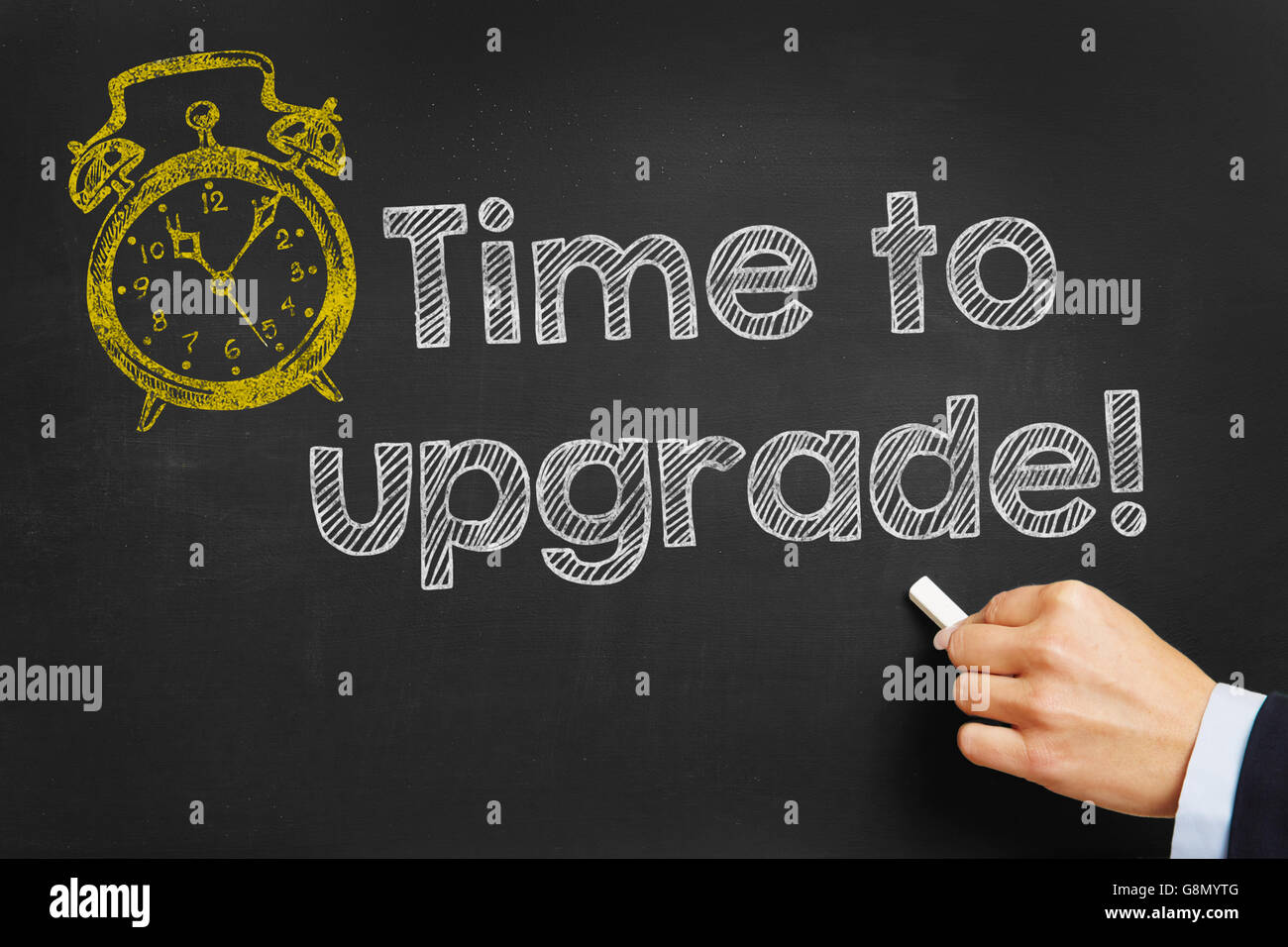 Hand schreibt "Time to upgrade" auf Tafel Stockfoto