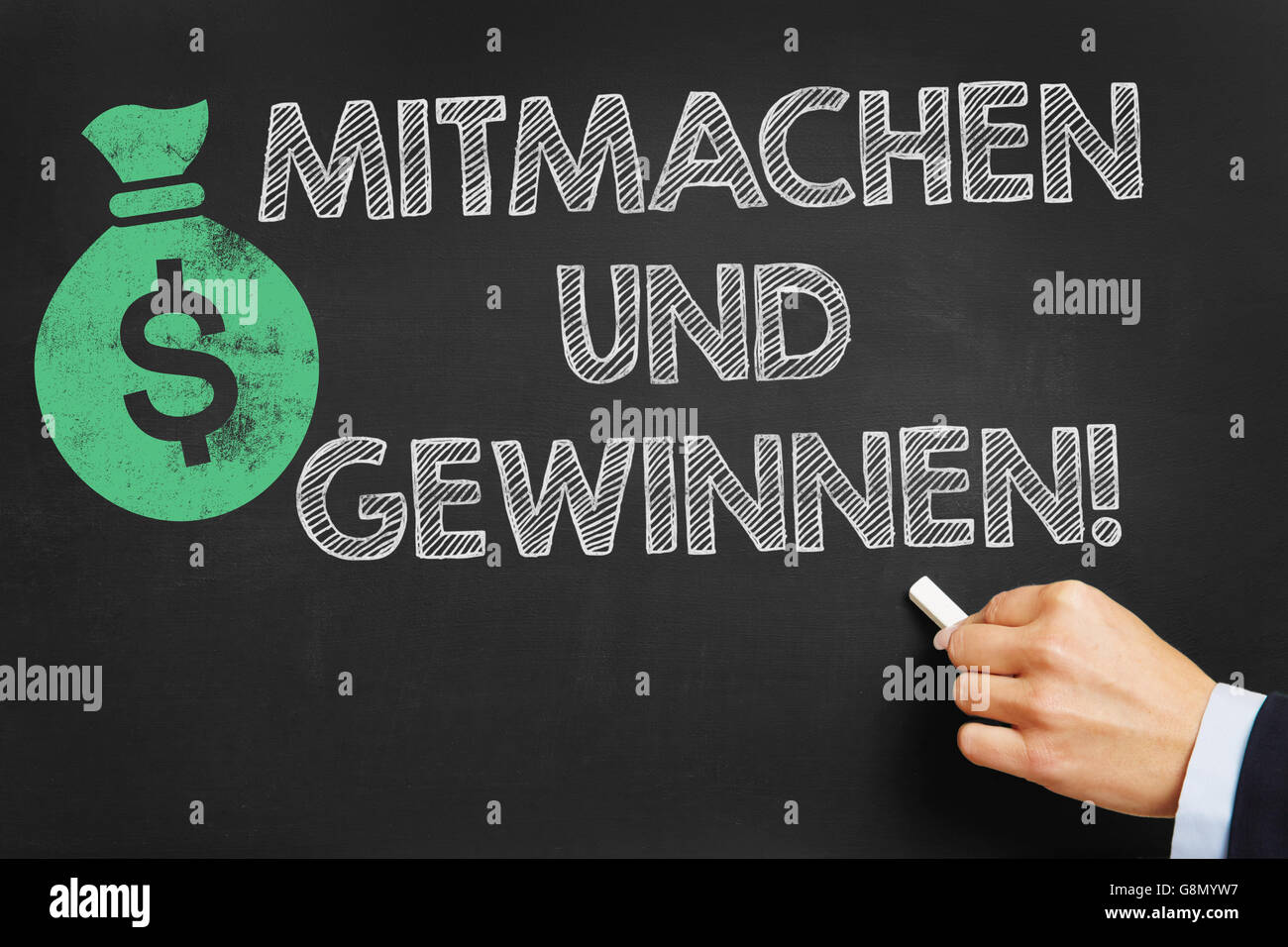 Hand, schreibt in Deutsch "Mitmachen Und Gewinnen!" (Geben Sie gewinnen!) auf Tafel Stockfoto