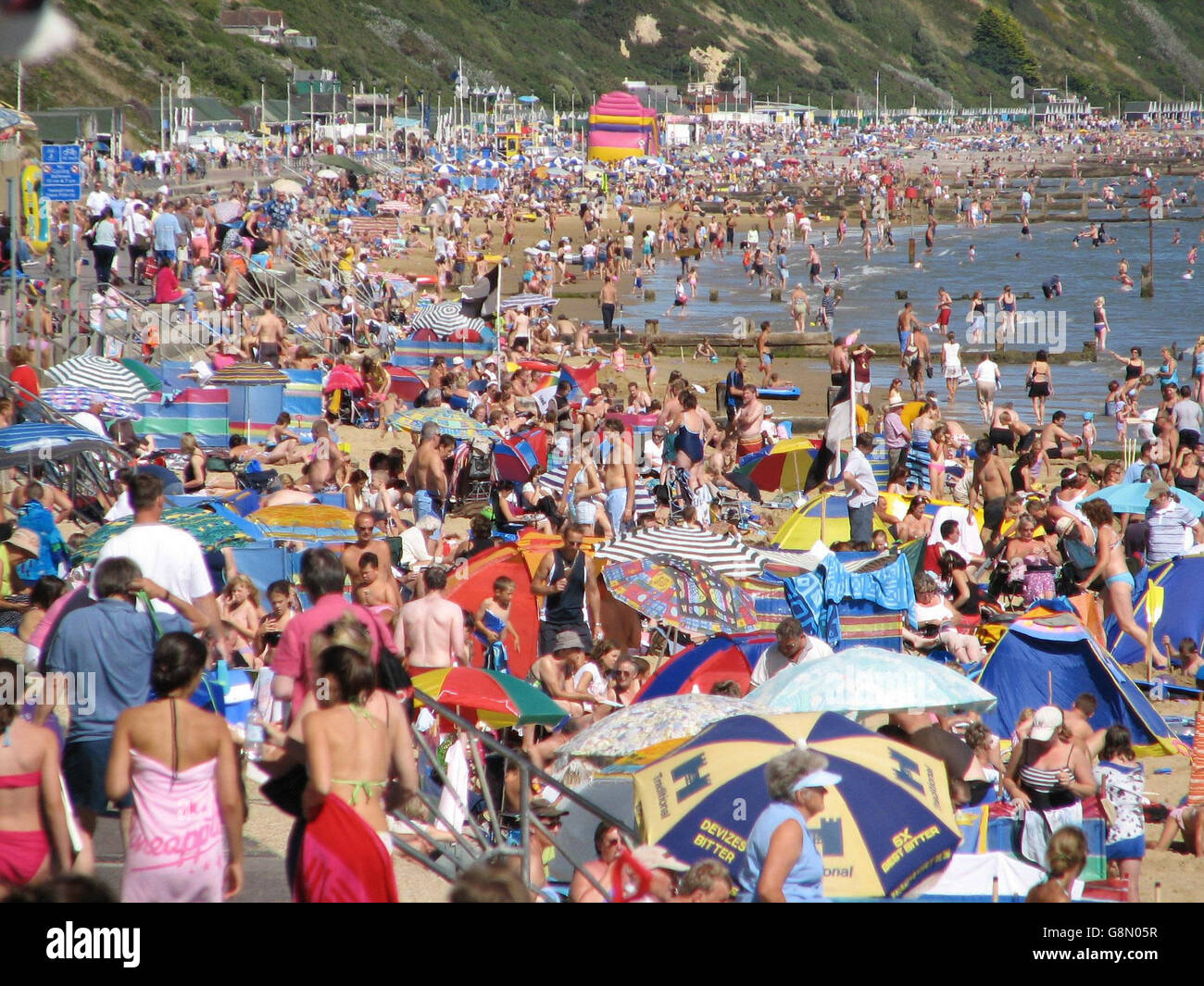 Die Szene am Strand von Branksome, Poole, in Dorsetas blauer Himmel und Sonnenschein brachte Tausende an die Küste zum Enjoy the Bank Holiday Weekend. Stockfoto