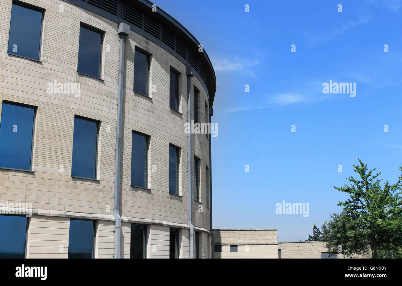 Leere neue modernes Bürogebäude mit Himmel im Hintergrund. Stockfoto