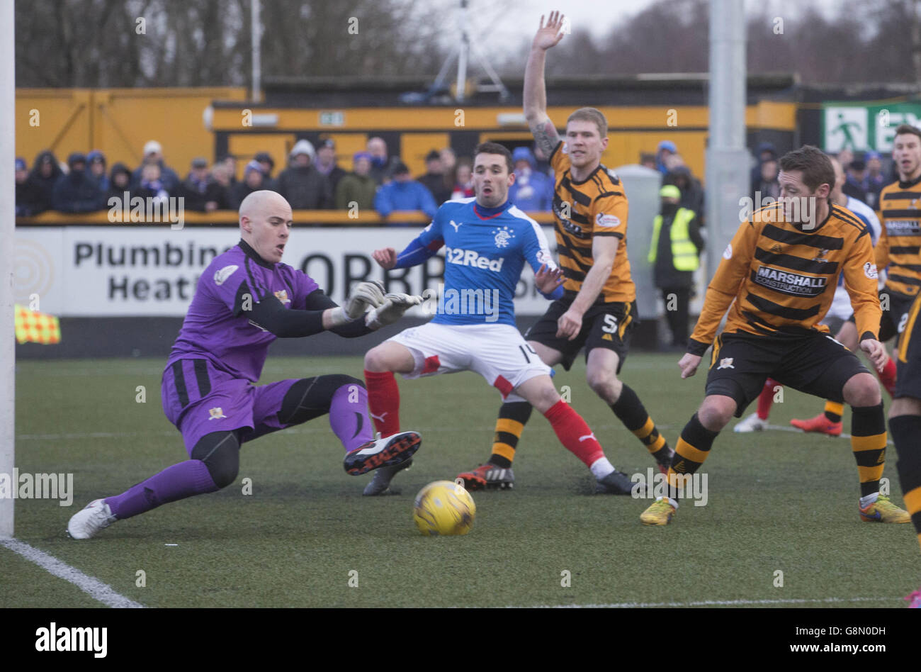 Alloa Athletic gegen Rangers - Ladbrokes Scottish Championship - Indodrill Stadium. Alloa-Torwart Scott Gallacher rettet wieder beim Ladbrokes Scottish Championship-Spiel im Indodrill Stadium, Alloa. Stockfoto