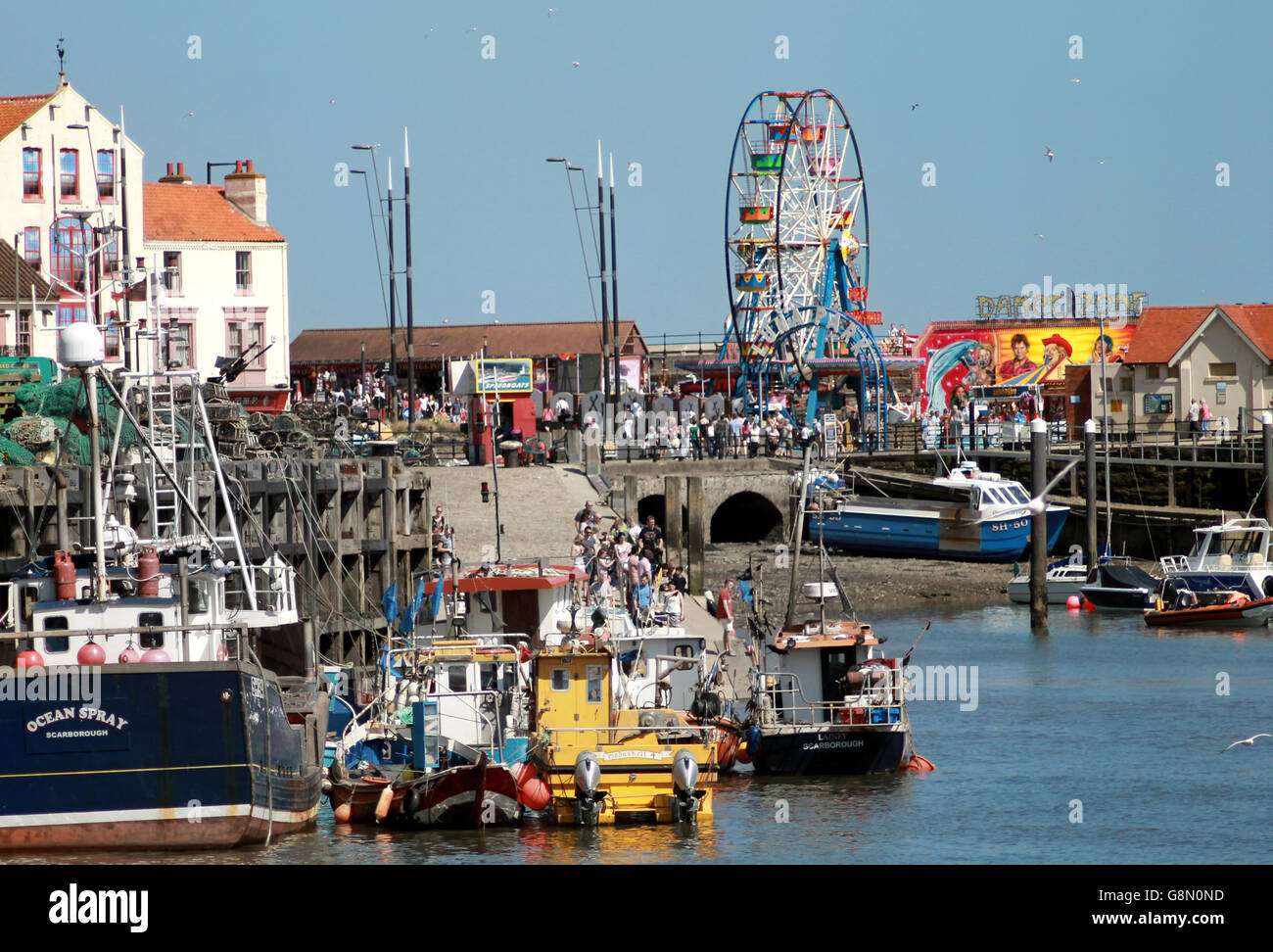 SOUTH BAY HARBOR, SCARBOROUGH, NORTH YORKSHIRE, ENGLAND - 19. Mai 2014: Touristen genießen einen Tag draußen in Scarborough Resort am 19. Mai 2014 ist dies eine beliebte und touristische Destination. Stockfoto