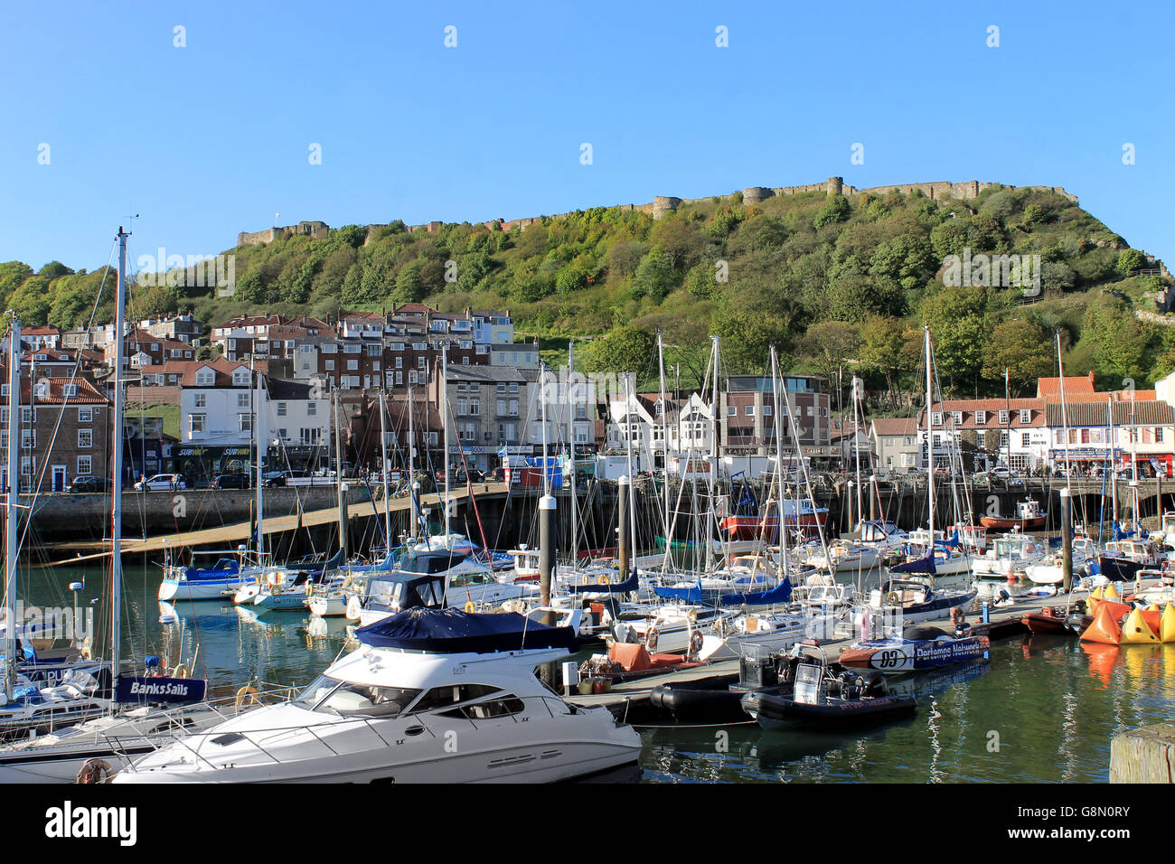 SOUTH BAY HARBOR, SCARBOROUGH, NORTH YORKSHIRE, ENGLAND - 19. Mai 2014: Touristen genießen einen Tag draußen in Scarborough Resort am 19. Mai 2014 ist dies eine beliebte und touristische Destination. Stockfoto