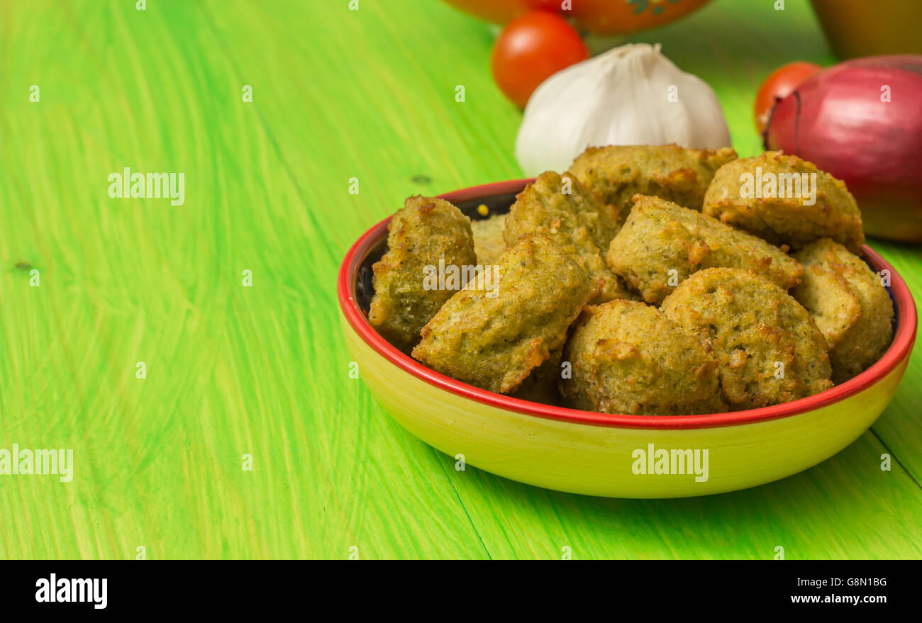 Falafel und Gemüse am grünen Tisch Stockfoto