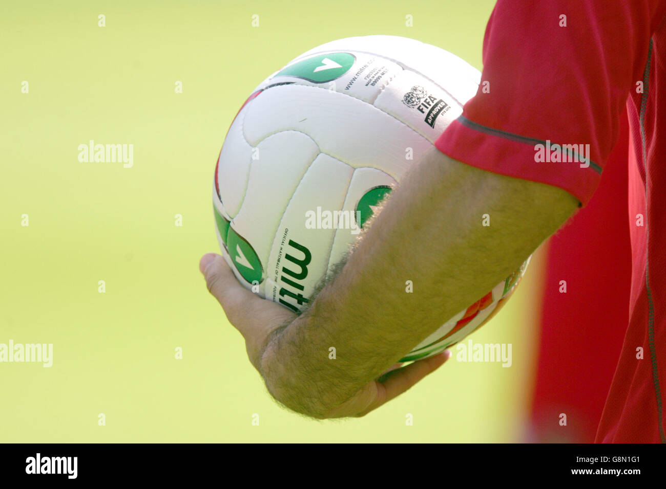 Fußball - FIFA Fußball-Weltmeisterschaft 2006 Qualifikation - Gruppe sechs - Wales gegen England - Wales Training - das neue Stadion. Miter Ball, der offizielle Matchball des Football Association of Wales Stockfoto