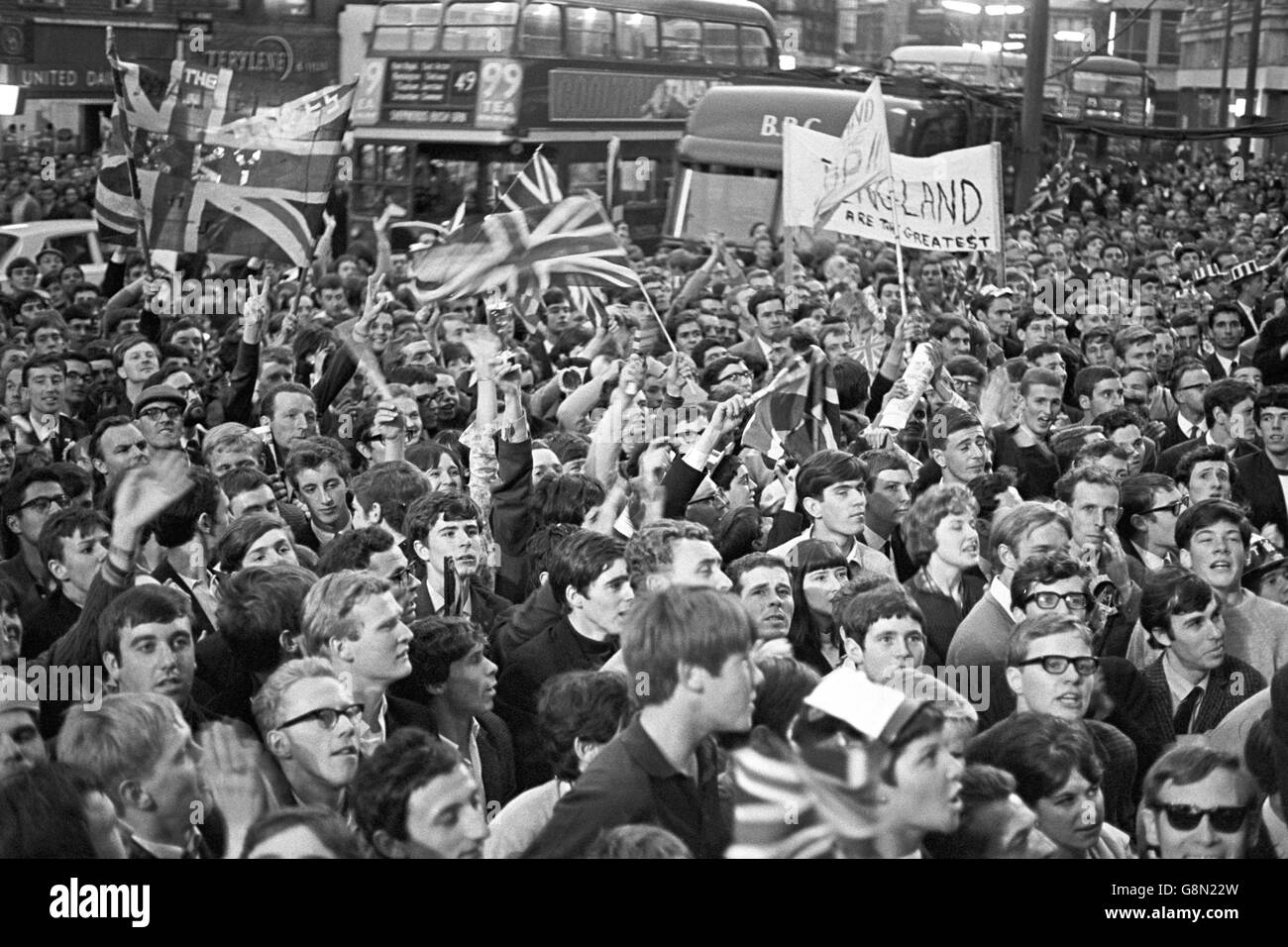 Tausende von England-Fans packen die Straßen vor dem Royal Garden Hotel in Kensington, wo die siegreichen englischen Spieler an einem Empfang und einem Bankett des Fußballverbands teilnahmen, in der Hoffnung, die Helden der Weltmeisterschaft zu sehen Stockfoto