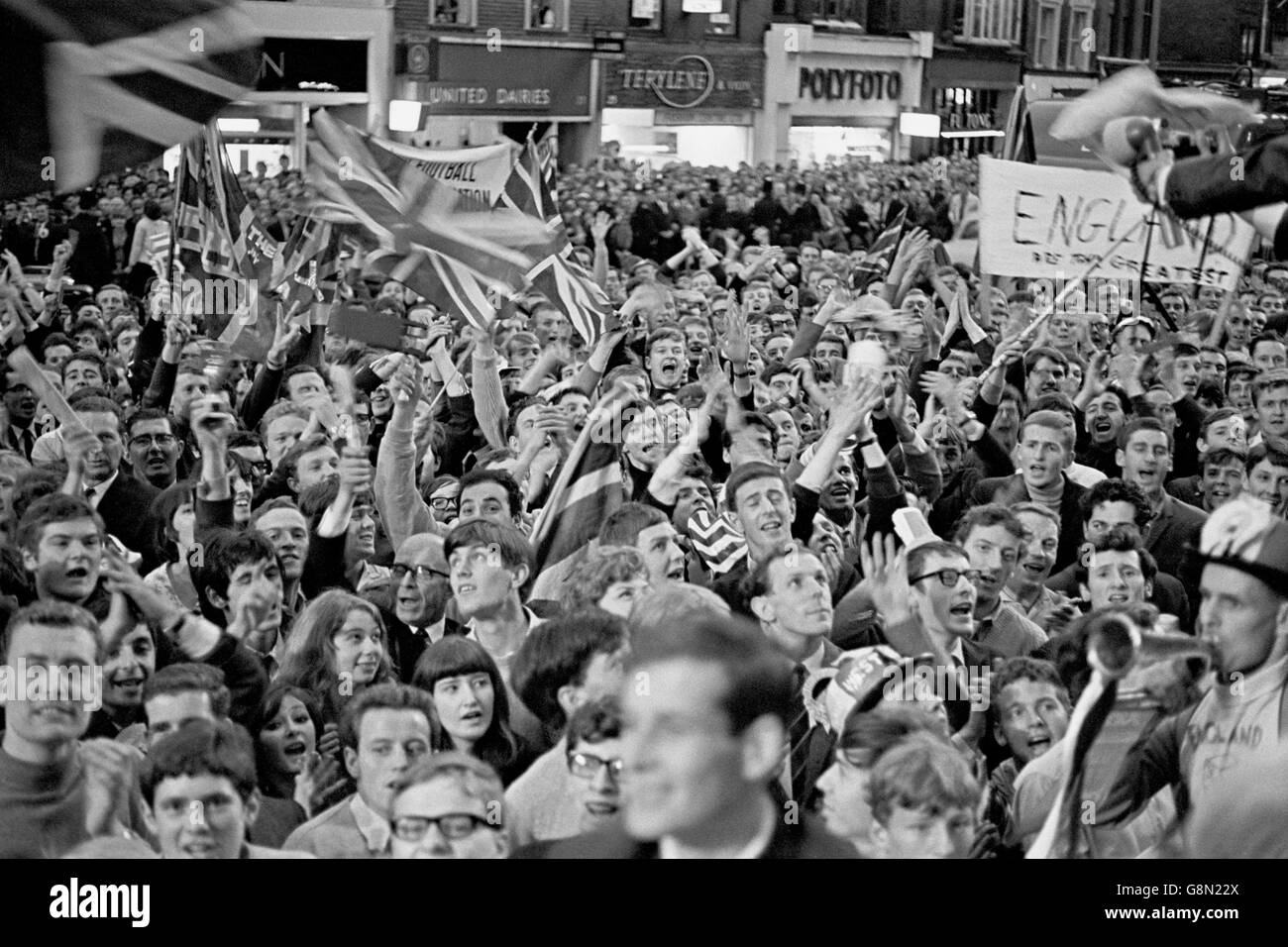 Tausende von England-Fans packen die Straßen vor dem Royal Garden Hotel in Kensington, wo die siegreichen englischen Spieler an einem Empfang und einem Bankett des Fußballverbands teilnahmen, in der Hoffnung, die Helden der Weltmeisterschaft zu sehen Stockfoto