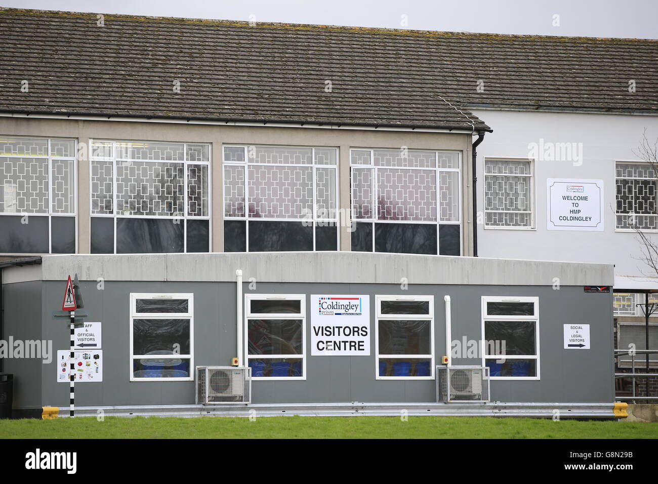 Außenansicht des Besucherzentrums in HMP Coldingley, einem Ausbildungsgefängnis der Kategorie C in Bisley, Surrey. Stockfoto