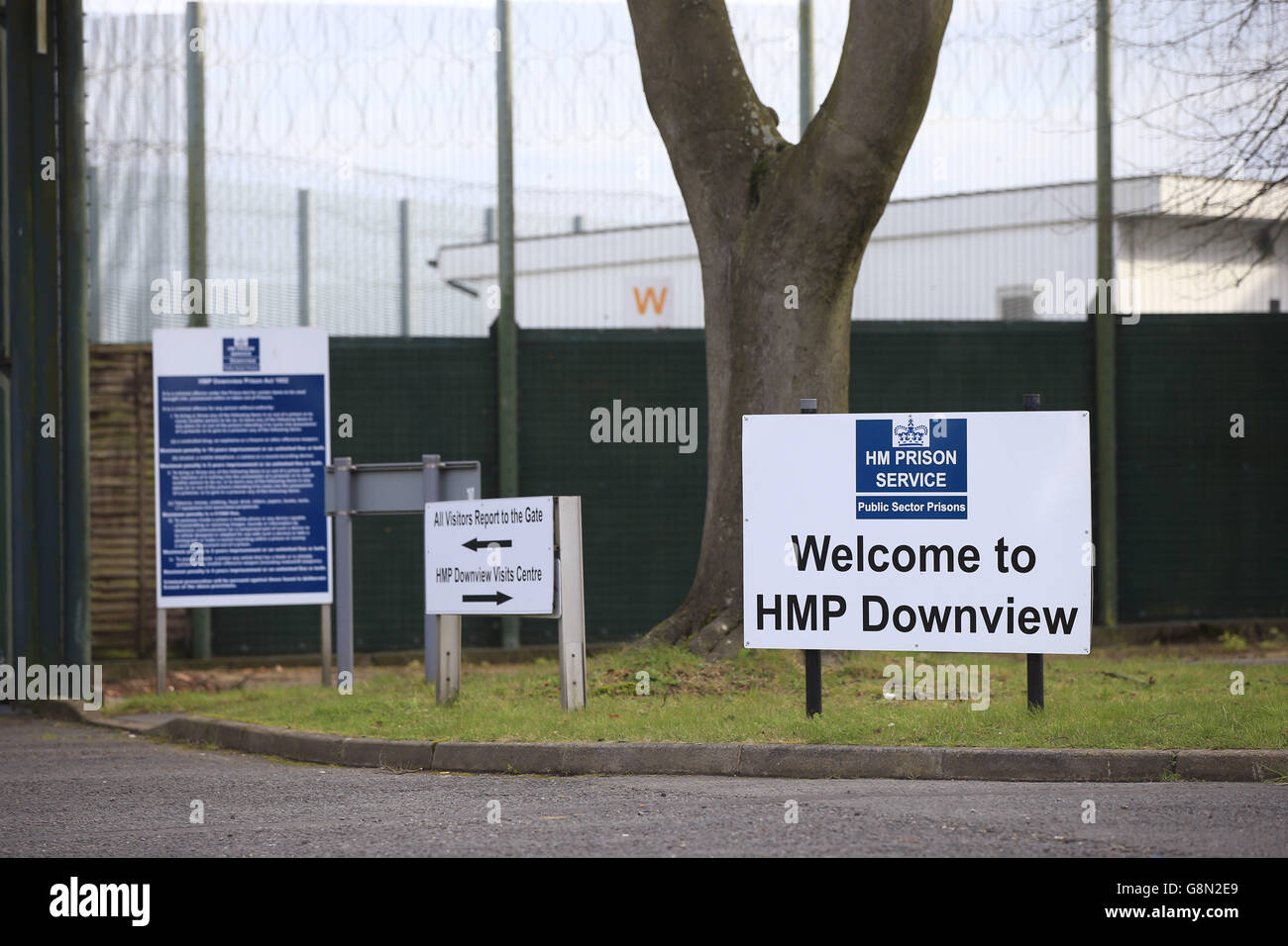 Ein Schild vor HMP Downview, einem Frauengefängnis in Sutton, Surrey. Stockfoto