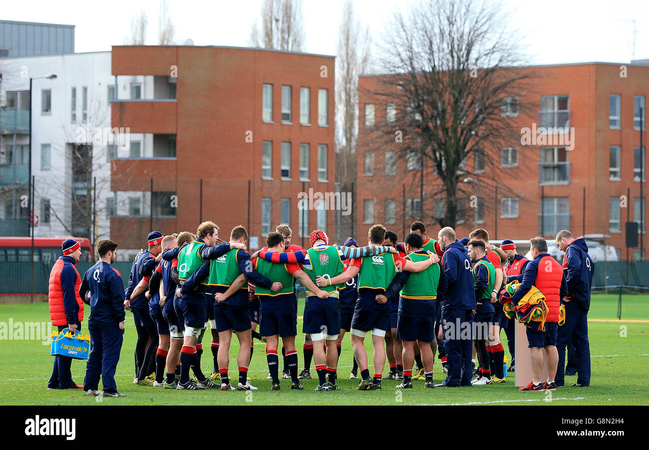 England Training Session - Latymer Upper School Playing Fields. England Spieler in einer Gruppe huddeln während der Trainingseinheit an der Latymer Upper School Playing Fields, London. Stockfoto