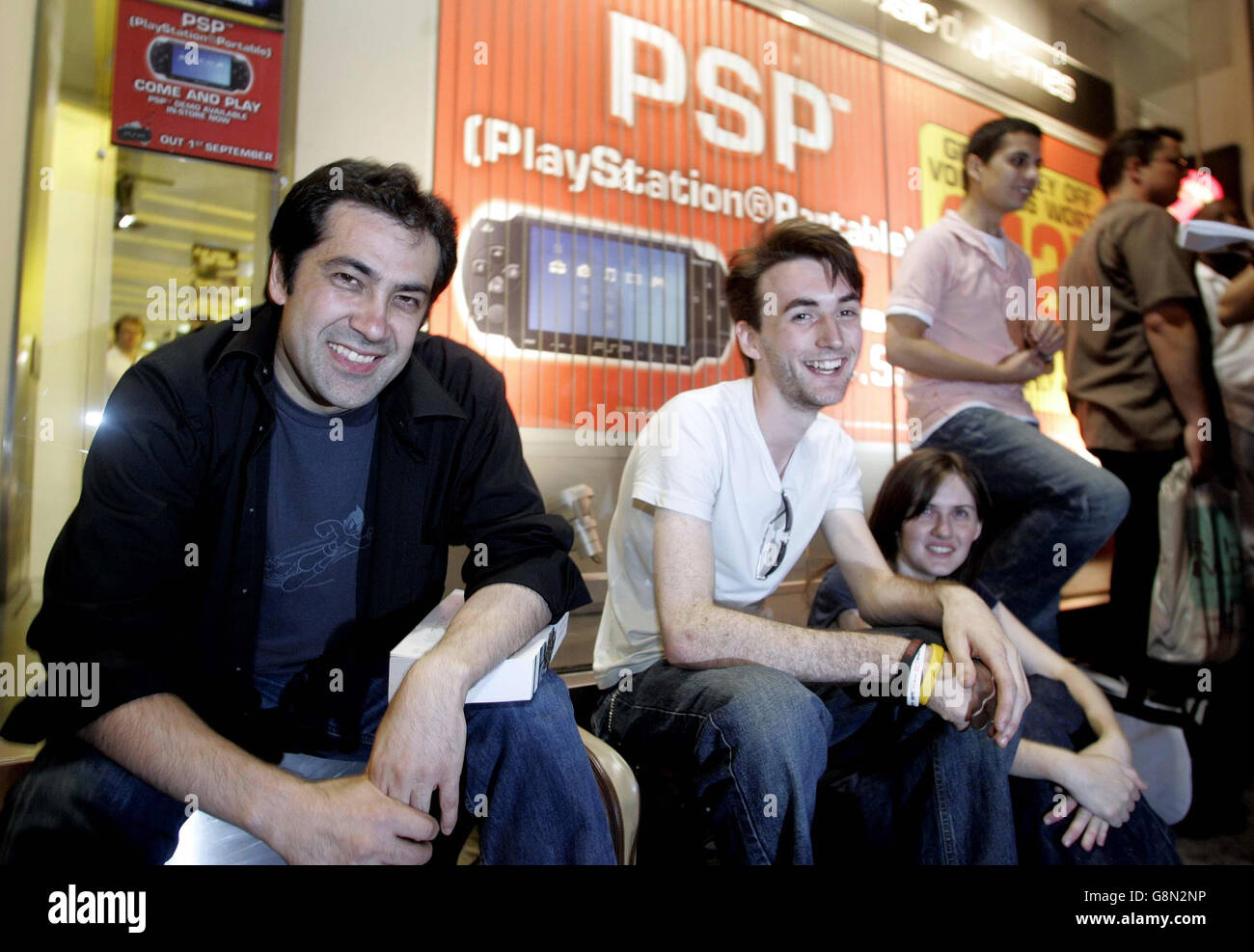 Paul Arneil 36 und John Brock 21 beide aus London an der Spitze der Warteschlange für die ersten Verkäufe von Sony neue PlayStation Portable, Mittwoch 31 August im HMV Store in Oxford Street, Central London. Einzelhändler sind auf den PSP-Rush vorbereitet, und einige Geschäfte werden voraussichtlich schnell aus dem PlayStation Portable (PSP) ausverkaufen. Einige haben bereits alle ihre vorbestellten Zuordnungen der Handheld-Konsolen verkauft. Sony geht davon aus, dass es sich um die größte Einführung von Unterhaltungselektronik in Großbritannien, die es je gesehen hat, werden wird. PA Story-TECHNOLOGIE für PSP ansehen. DRÜCKEN Sie VERBANDSFOTO. Bildnachweis sollte lauten: Andrew Stockfoto
