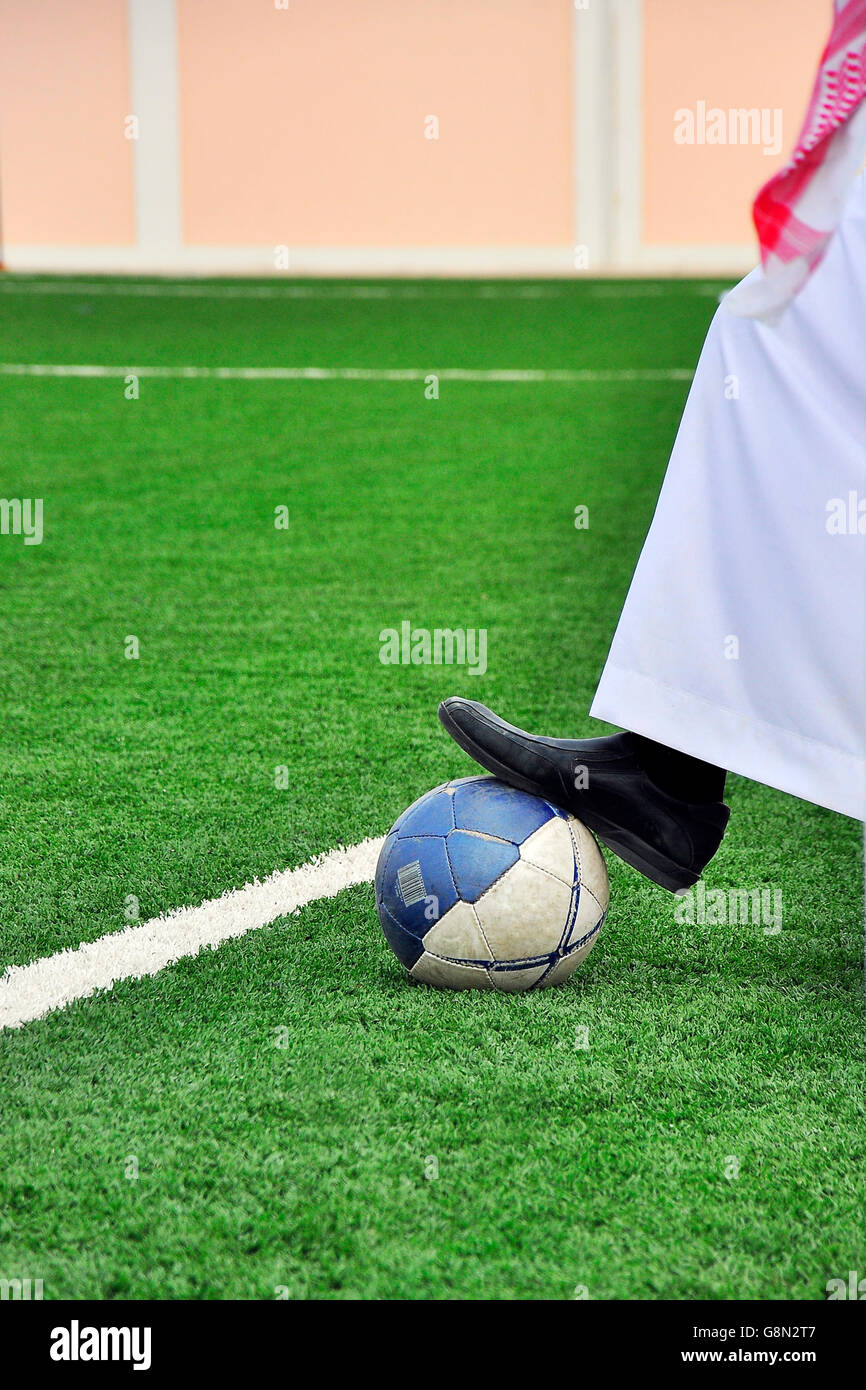 Arabische Mann Fuß am Ball auf dem Rasen Stockfoto