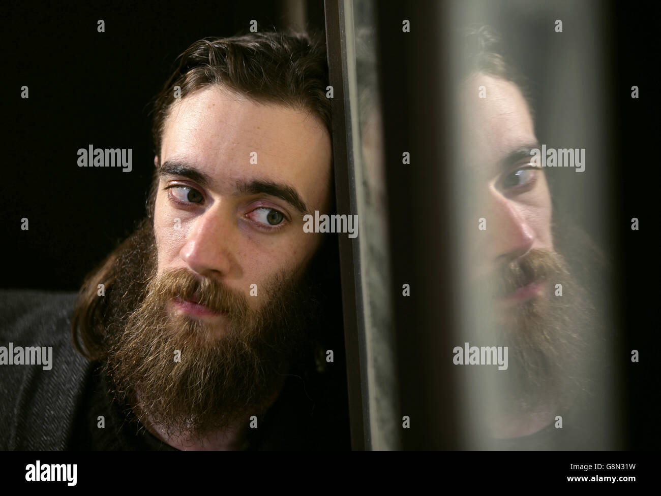 Englischer Folk-Rock-Musiker, bildender Künstler und Dichter Keaton Henson bei der Pressevorschau für seine Solo-Kunstausstellung Almost Beautiful, in der Lawrence Alkin Gallery in London. Stockfoto