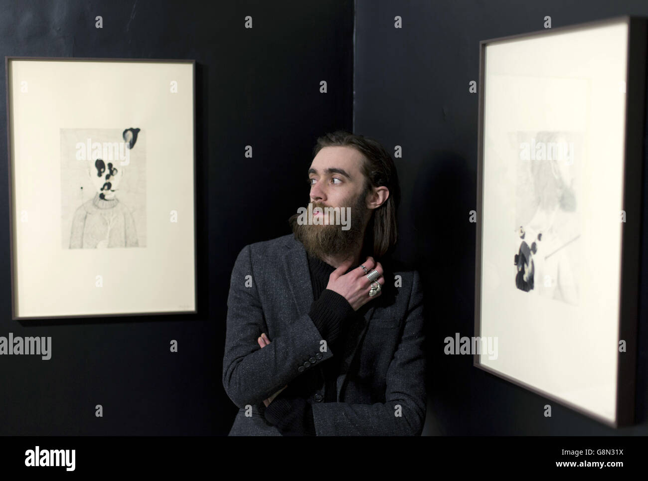 Englischer Folk-Rock-Musiker, bildender Künstler und Dichter Keaton Henson bei der Pressevorschau für seine Solo-Kunstausstellung Almost Beautiful, in der Lawrence Alkin Gallery in London. Stockfoto