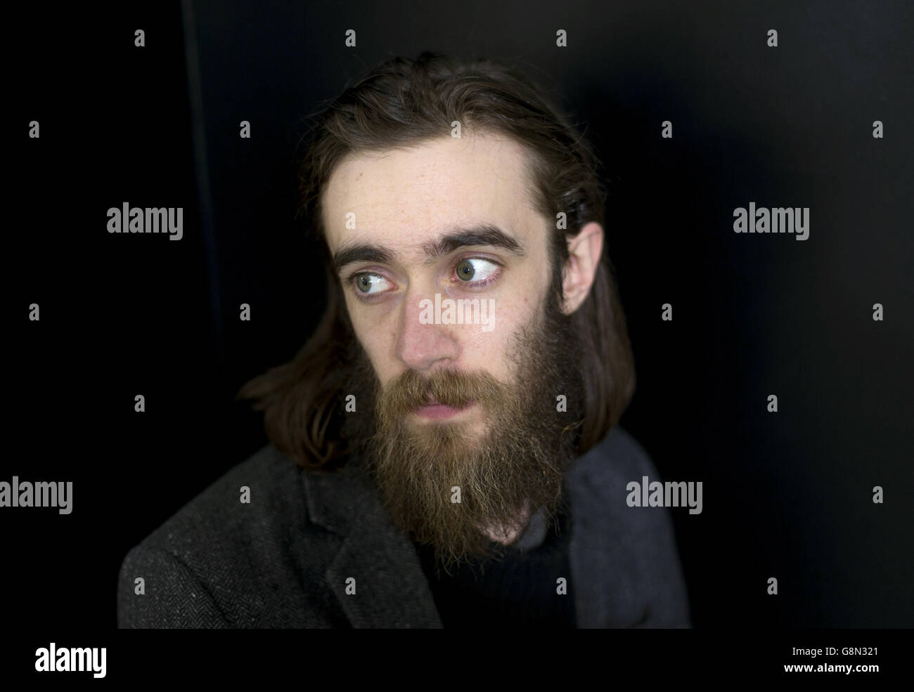 Englischer Folk-Rock-Musiker, bildender Künstler und Dichter Keaton Henson bei der Pressevorschau für seine Solo-Kunstausstellung Almost Beautiful, in der Lawrence Alkin Gallery in London. Stockfoto