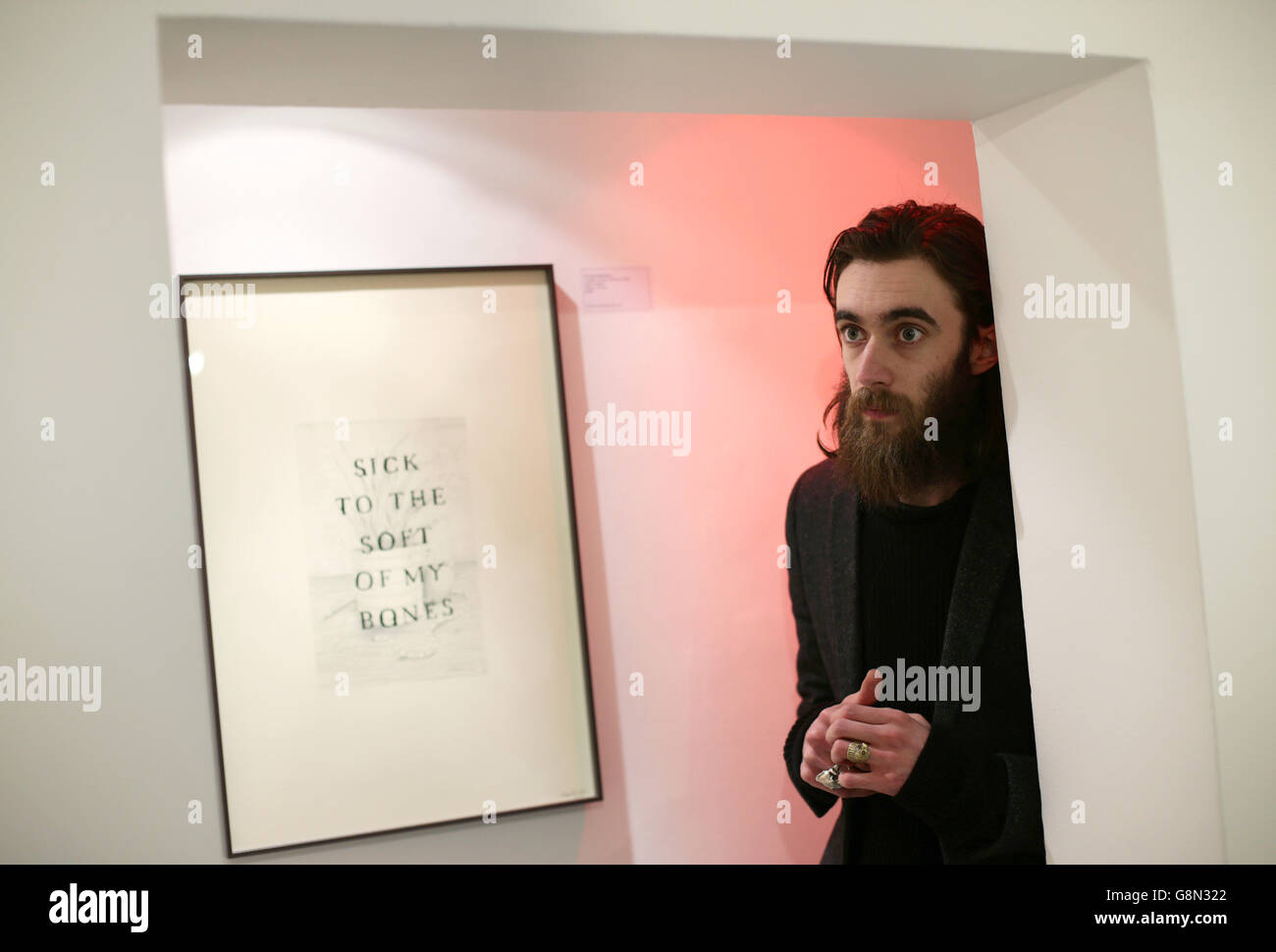 Englischer Folk-Rock-Musiker, bildender Künstler und Dichter Keaton Henson bei der Pressevorschau für seine Solo-Kunstausstellung Almost Beautiful, in der Lawrence Alkin Gallery in London. Stockfoto