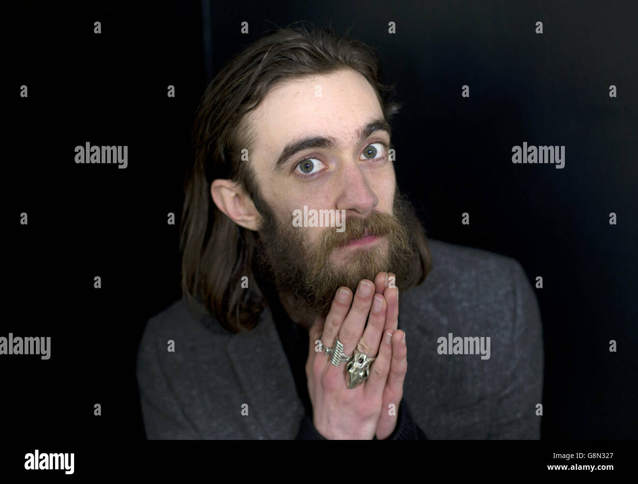 Englischer Folk-Rock-Musiker, bildender Künstler und Dichter Keaton Henson bei der Pressevorschau für seine Solo-Kunstausstellung Almost Beautiful, in der Lawrence Alkin Gallery in London. Stockfoto