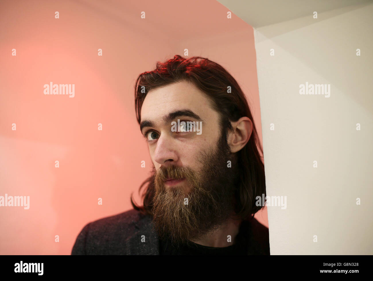Englischer Folk-Rock-Musiker, bildender Künstler und Dichter Keaton Henson bei der Pressevorschau für seine Solo-Kunstausstellung Almost Beautiful, in der Lawrence Alkin Gallery in London. Stockfoto