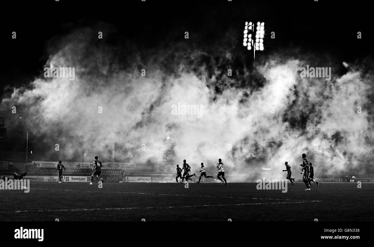 Ein allgemeiner Blick auf die Action zwischen Inverness Caledonian Thistle und Aberdeen, da Rauch aus einem Kamin während des Ladbrokes Scottish Premiership Spiels im Tulloch Caledonian Stadium, Inverness, kommt. Stockfoto