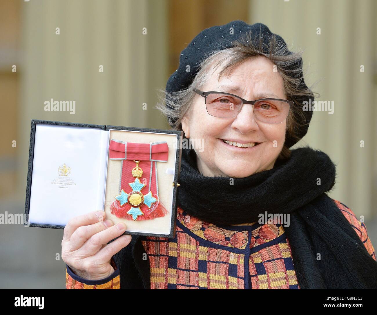 Die Bildhauerin Phyllida Barlow hält ihre Commander of the British Empire (CBE)-Medaille, nachdem sie ihr vom Prince of Wales während einer Investiturzeremonie im Buckingham Palace, London, überreicht wurde. Stockfoto