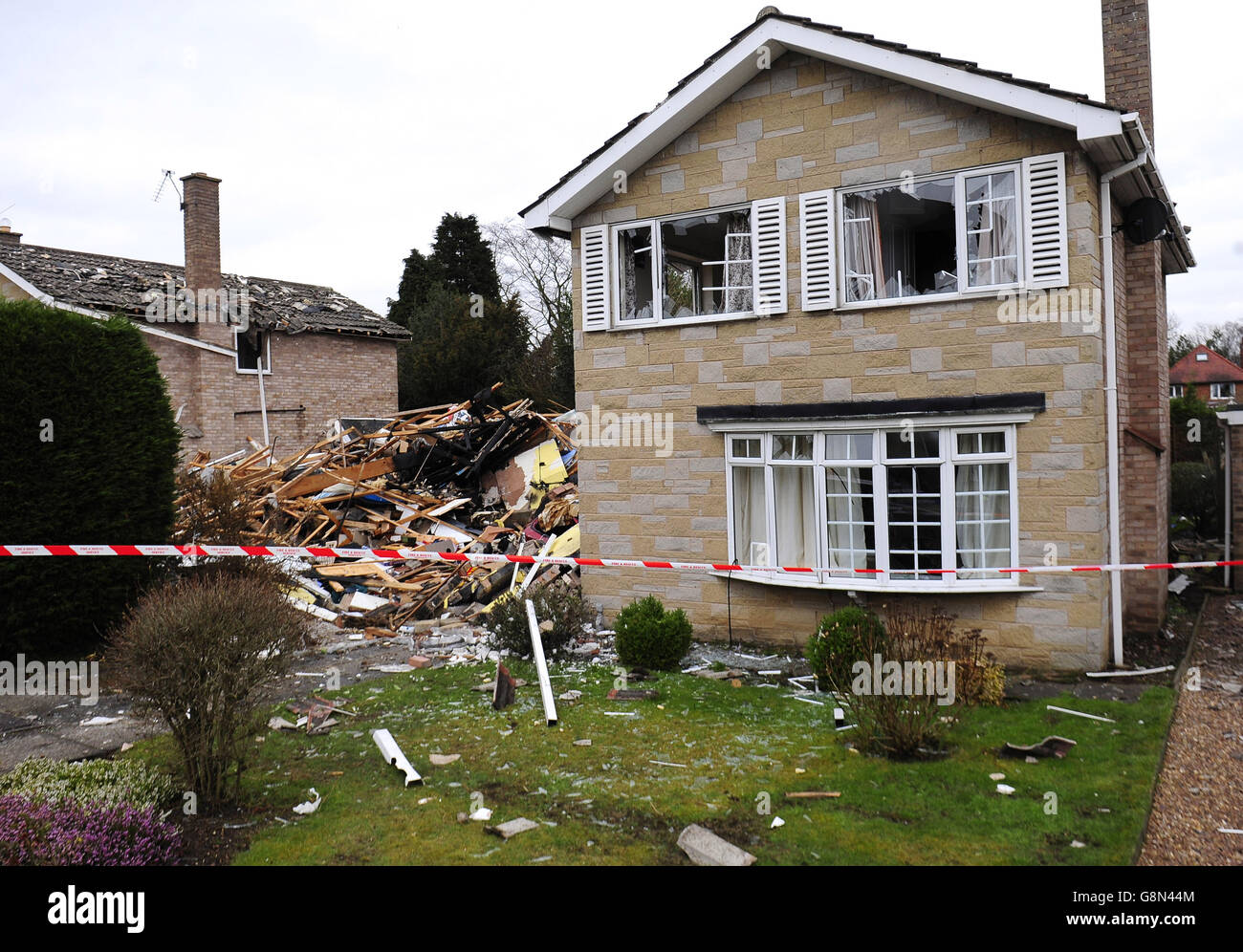 Ein beschädigtes Eigentum durch die Szene in Haxby, North Yorkshire, nachdem ein Haus bei einer Explosion zerstört wurde. Stockfoto