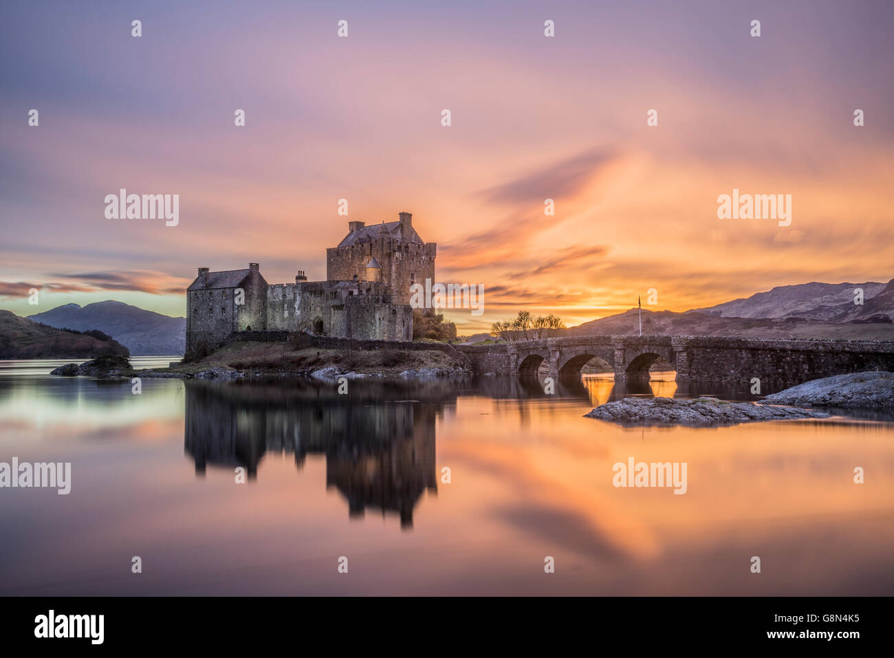 Eilean Donan Castle bei Sonnenuntergang Stockfoto