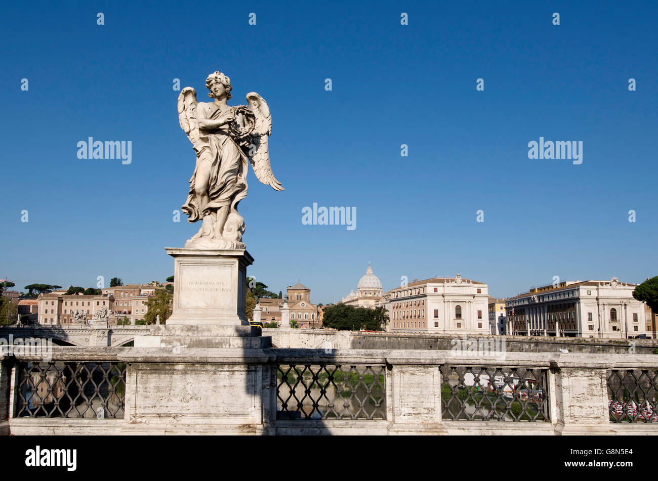 Bernini-Statue auf der Ponte Sant Angelo, Fluss Tiber, Rom, Italien, Europa Stockfoto