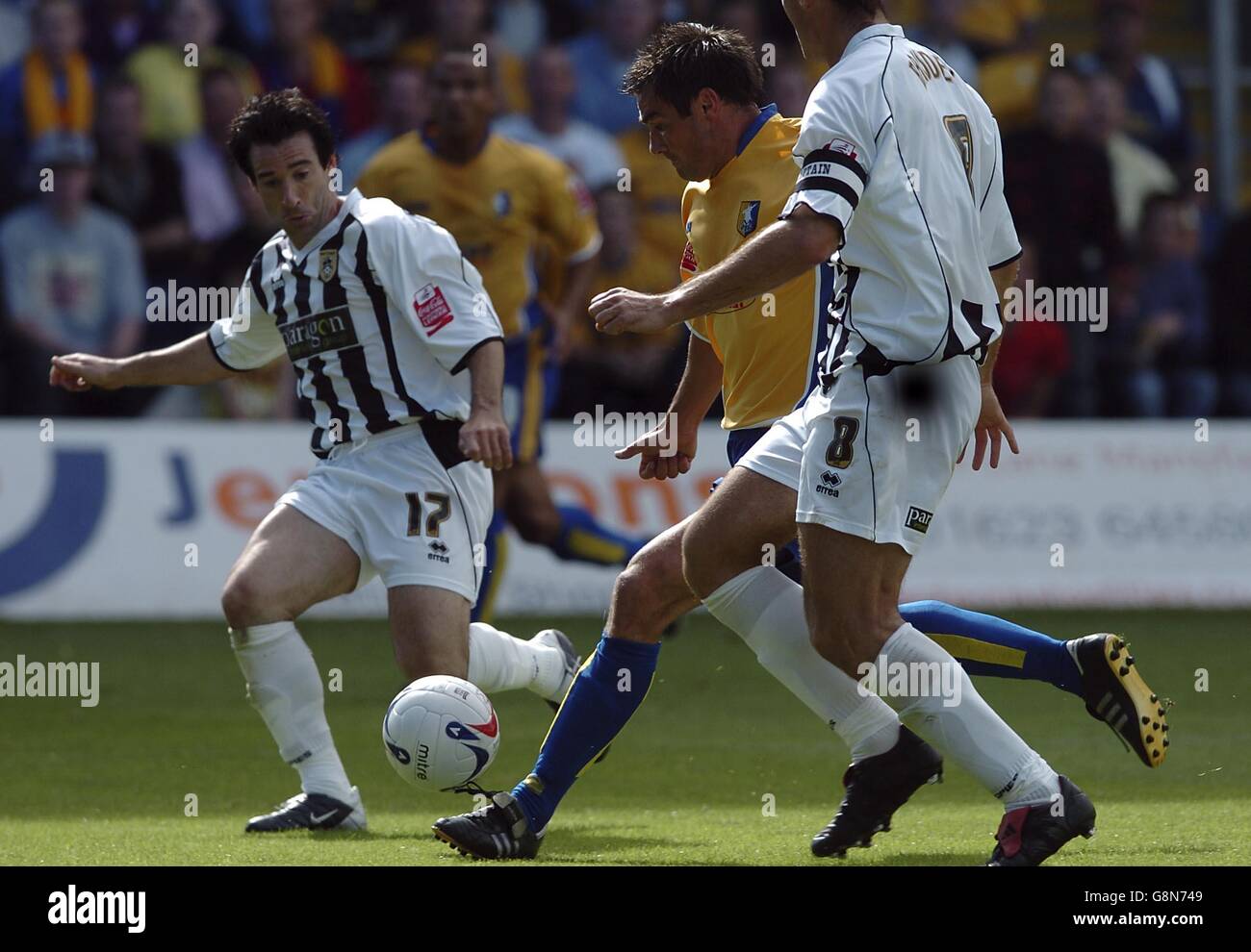 Richard Barker von Mansfield Town punktet als Julien gegen Notts County Baudet und Rob Ullanthorne versuchen, seinen Schuss zu blockieren Stockfoto