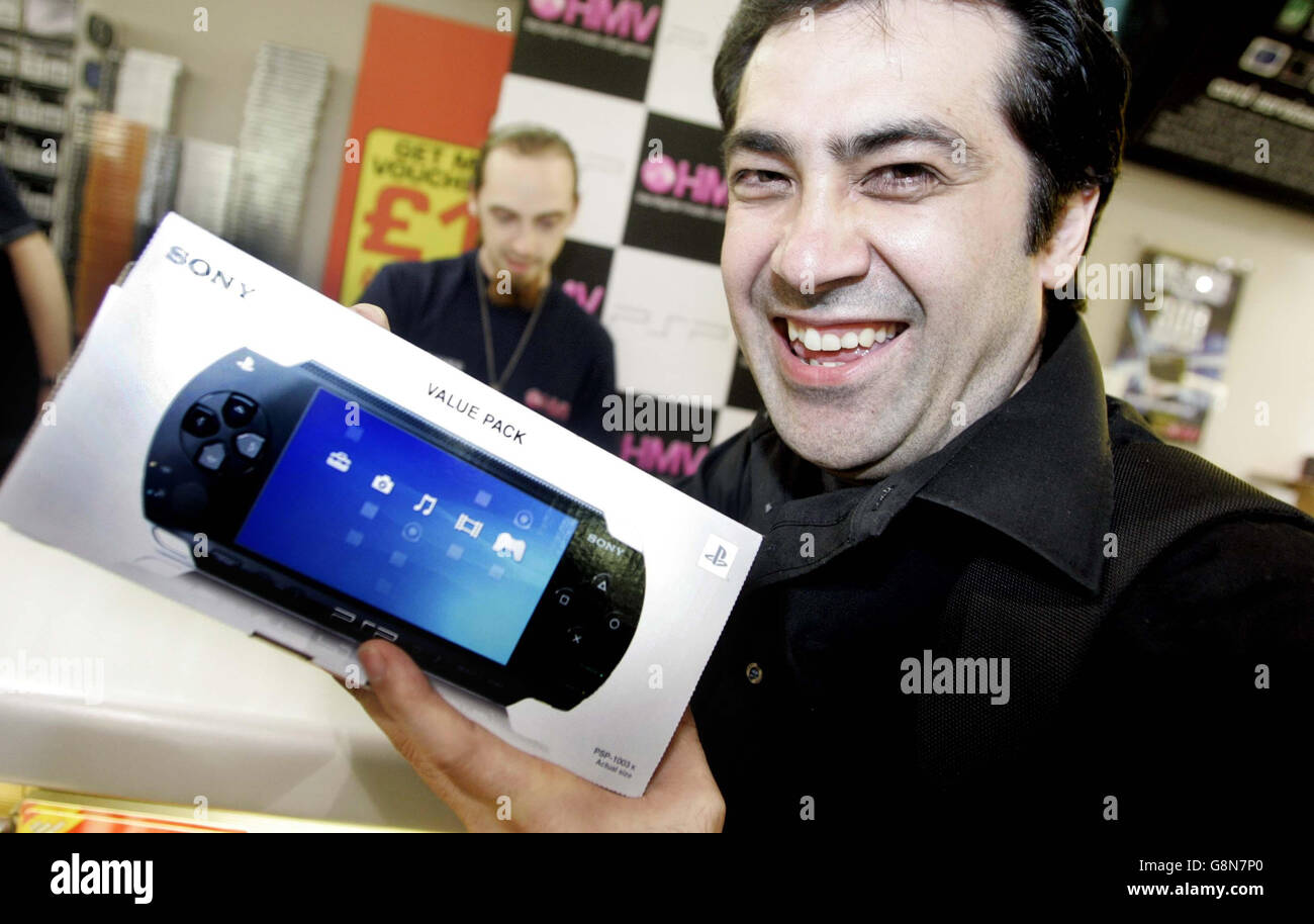Paul Arneil 36 aus London mit seinem neuen PlayStation Portable, Donnerstag, 1. September 2005, im HMV-Store in der Oxford Street im Zentrum von London. Einzelhändler sind auf den PSP-Rausch vorbereitet, und einige Geschäfte werden voraussichtlich schnell aus dem PlayStation Portable (PSP) herauskommen. Einige haben bereits alle ihre vorbestellten Zuordnungen der Handheld-Konsolen verkauft. Sony geht davon aus, dass es sich um die größte Einführung von Unterhaltungselektronik in Großbritannien überhaupt sein wird. PA Story-TECHNOLOGIE für PSP ansehen. DRÜCKEN SIE VERBANDSFOTO. Bildnachweis sollte lauten: Andrew Parsons/PA. Stockfoto