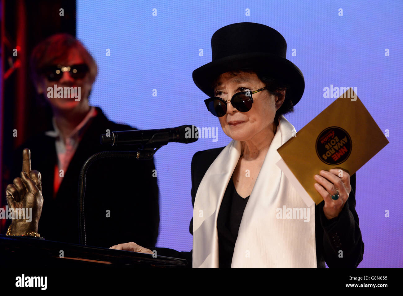 Yoko Ono holt den NME Inspiration Award auf der Bühne während der NME Awards 2016 mit Austin, Texas, an der O2 Brixton Academy, London. DRÜCKEN SIE VERBANDSFOTO. Bilddatum: Mittwoch, 17. Februar 2016. Siehe PA Story SHOWBIZ NME. Bildnachweis sollte lauten: PA Wire Stockfoto