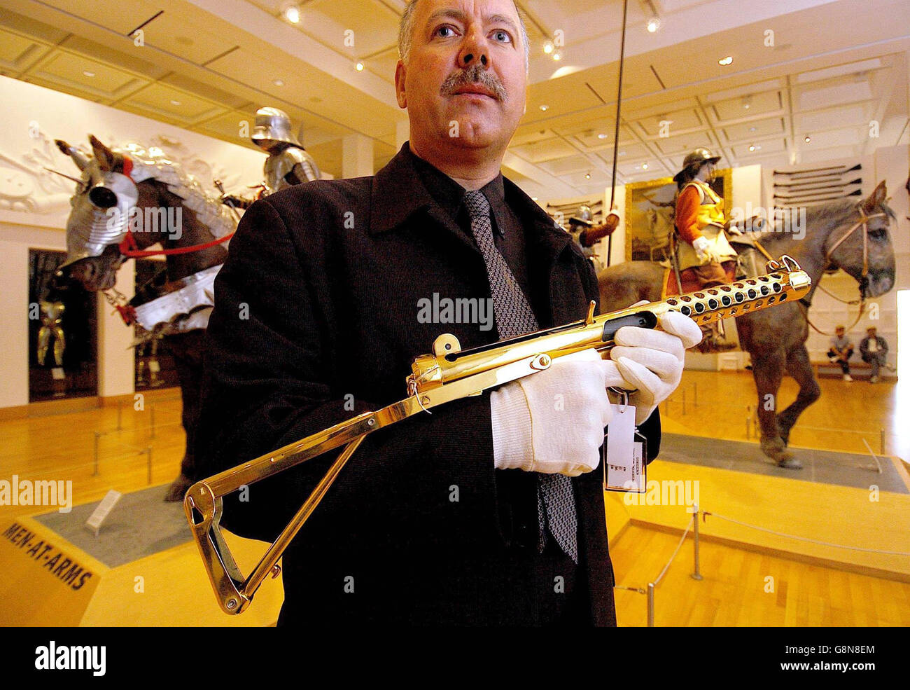 Russell Judge, Business Manager des Verteidigungsministeriums, hält am Donnerstag, den 1. September 2005, in den Royal Armouries in Leeds eine vergoldete Sterling-Untermaschinenkanone, die einer Charge für die Royal Guard eines arabischen Staates gehörte. Eine historische Sammlung funktionstüchtiger militärischer Schusswaffen des Verteidigungsministeriums, die ursprünglich im Tower of London aufbewahrt wurde, bevor sie zerstreut wurde, wurde heute im National Museum of Arms and Armor in Leeds untergebracht. Siehe PA-Story DEFENCE Guns. DRÜCKEN SIE VERBANDSFOTO. Das Foto sollte lauten: John Giles/PA. Stockfoto