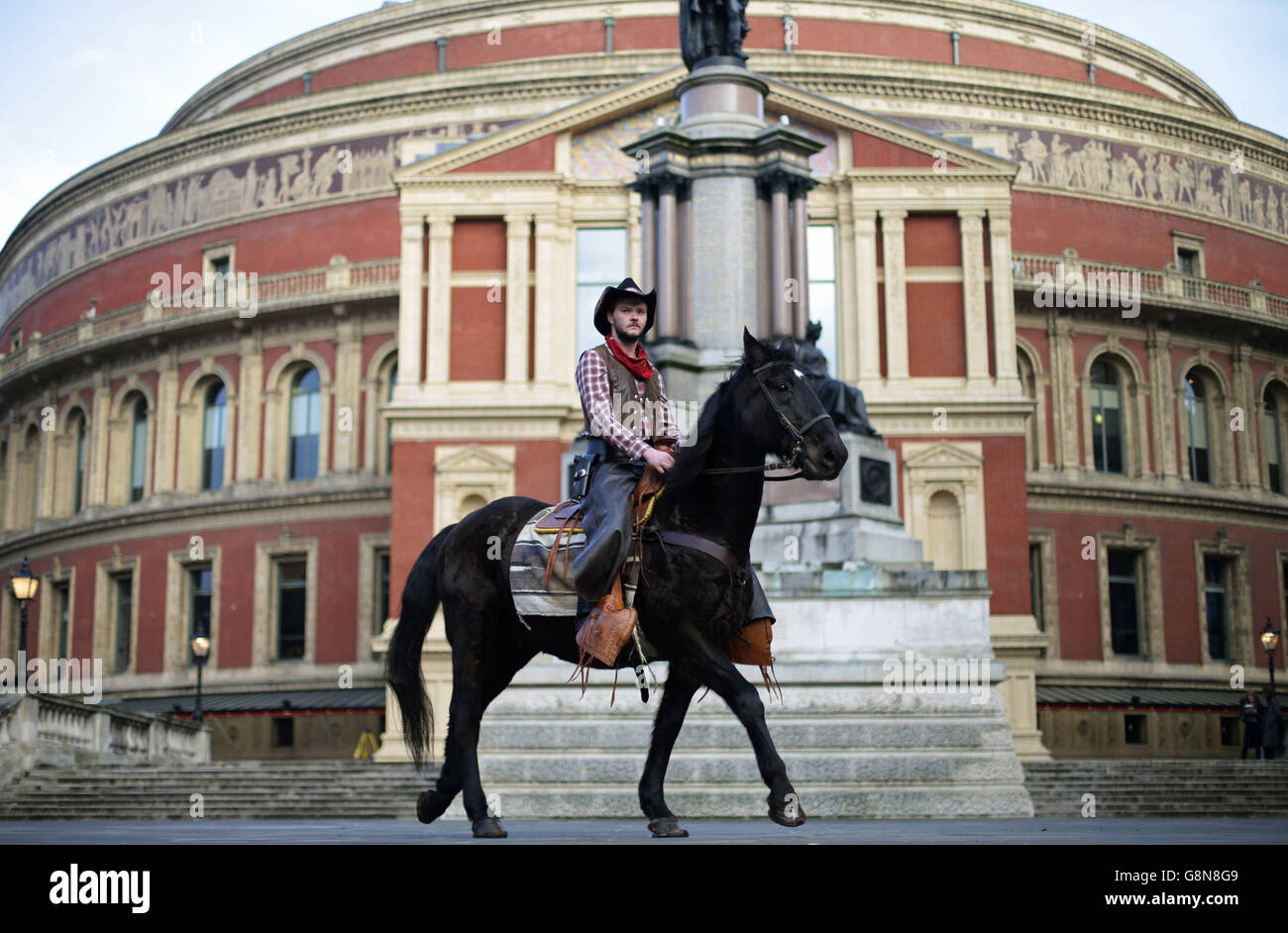 Der Cowboy Ollie Bass und sein Pferd Rocky posieren auf den Stufen der Royal Albert Hall in London, um eine kommende Western Music in Concert Show zu promoten. Stockfoto