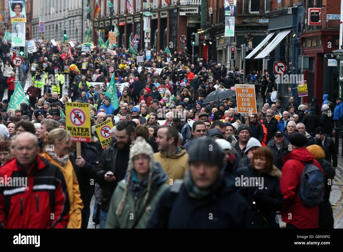 Aktivisten nehmen an einer Right2Water Demonstration gegen Wasseranschläge im Zentrum von Dublin Teil. Stockfoto