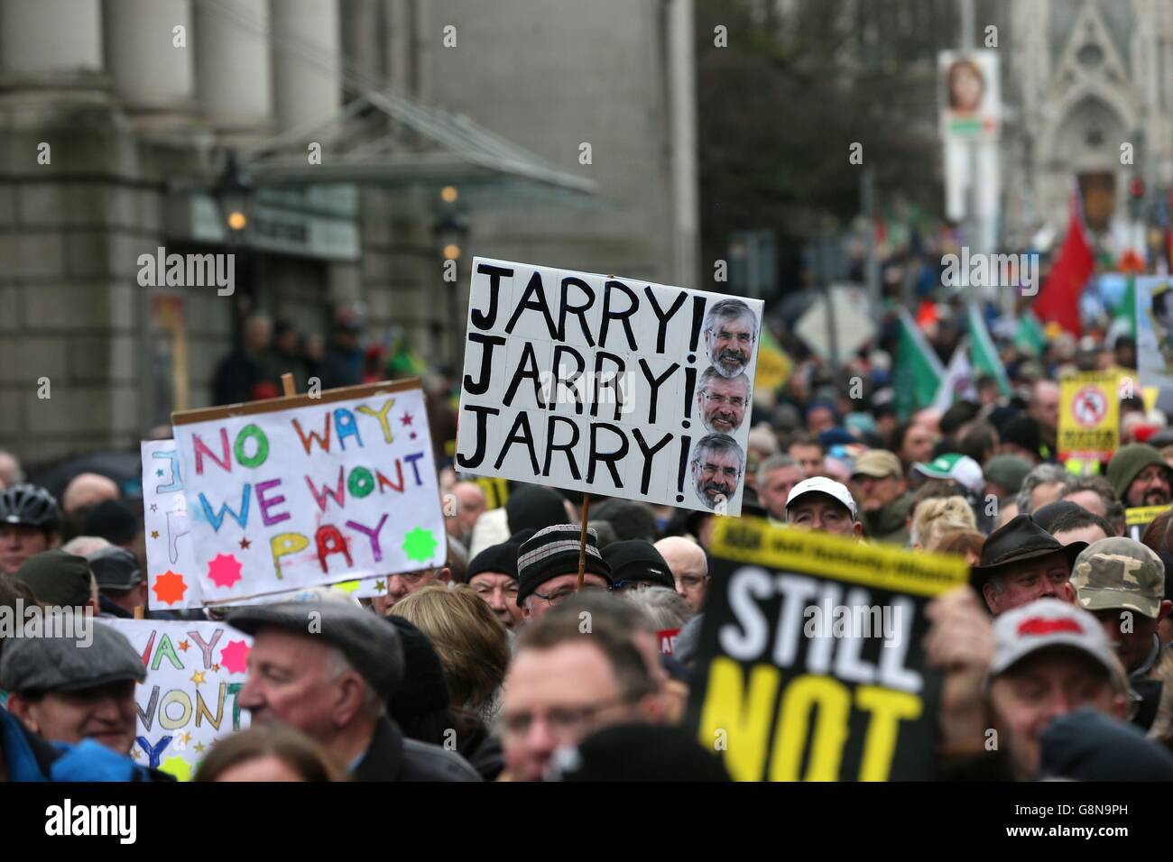 Protest gegen Wasseraufladungen. Aktivisten nehmen an einer Right2Water-Demonstration gegen Wasseranschläge im Zentrum von Dublin Teil. Stockfoto