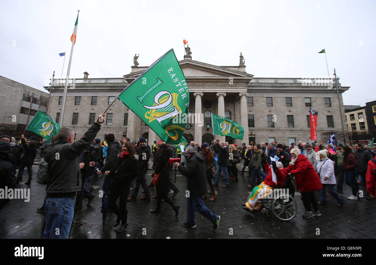 Aktivisten passieren das General Post Office in der O'Connell Street in Dublin, während sie an einer Right2Water-Demonstration gegen Wasseranschläge im Zentrum von Dublin teilnehmen. Stockfoto