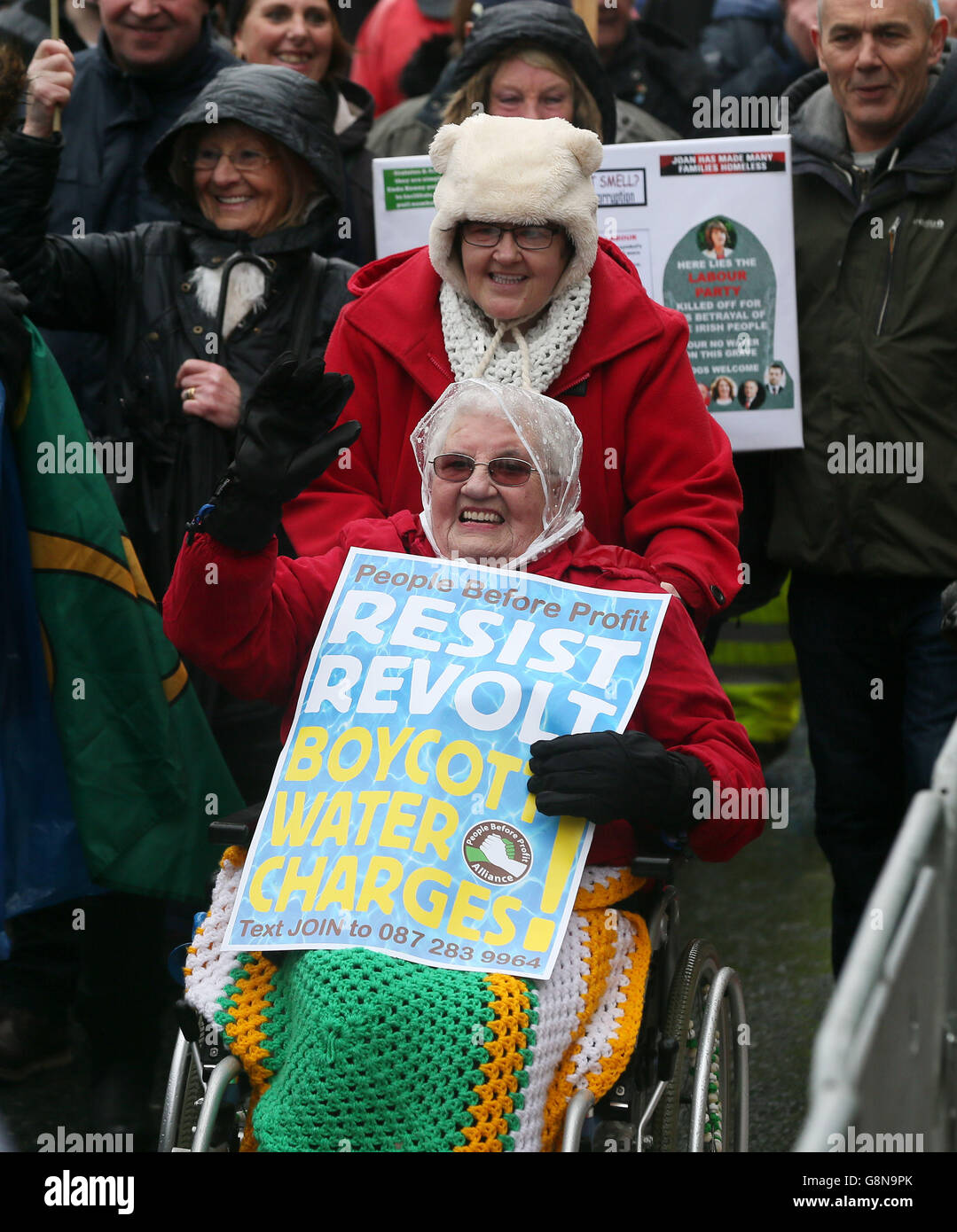 Protest gegen Wasseraufladungen. Aktivisten nehmen an einer Right2Water-Demonstration gegen Wasseranschläge im Zentrum von Dublin Teil. Stockfoto