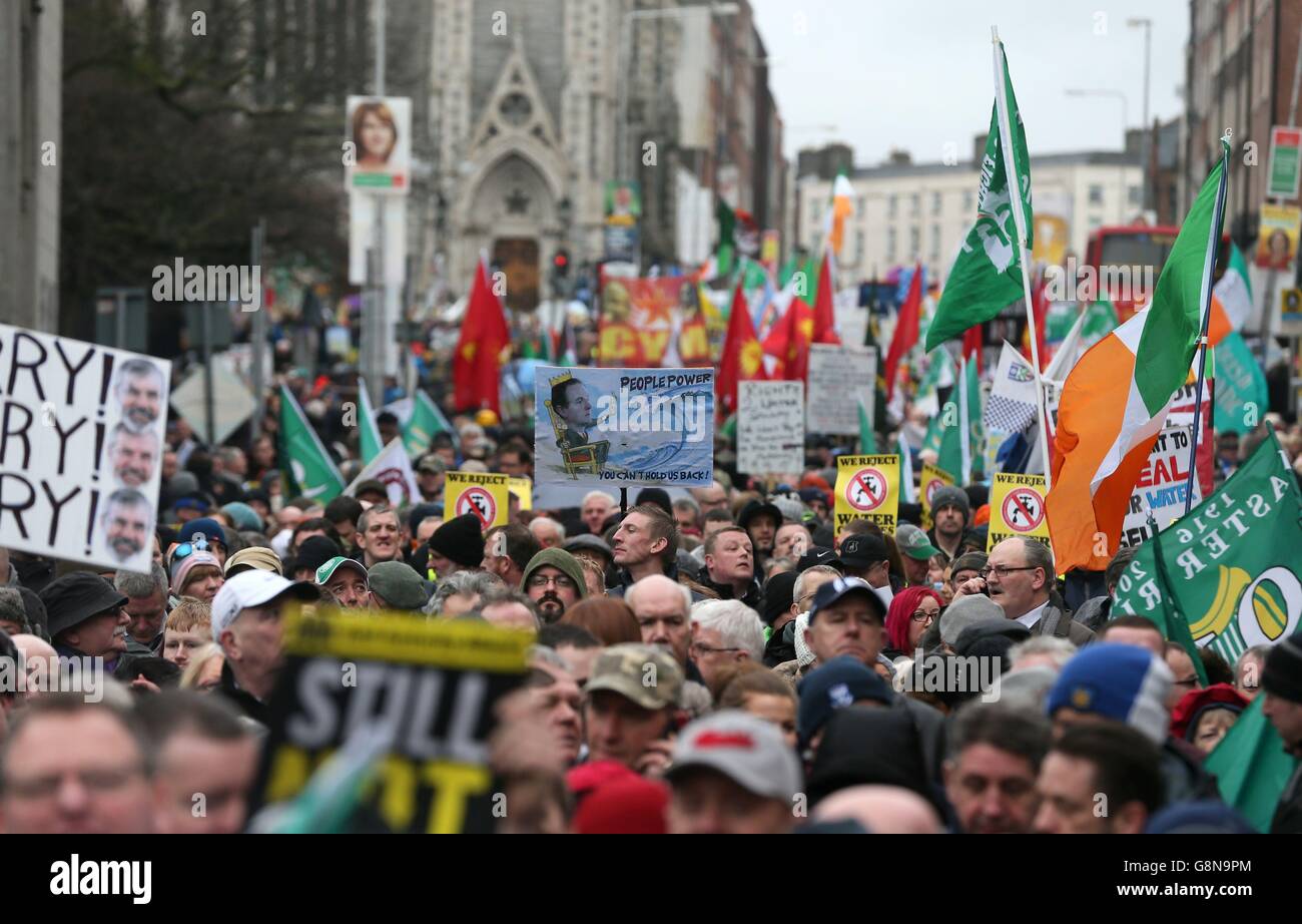 Aktivisten nehmen an einer Right2Water Demonstration gegen Wasseranschläge im Zentrum von Dublin Teil. Stockfoto