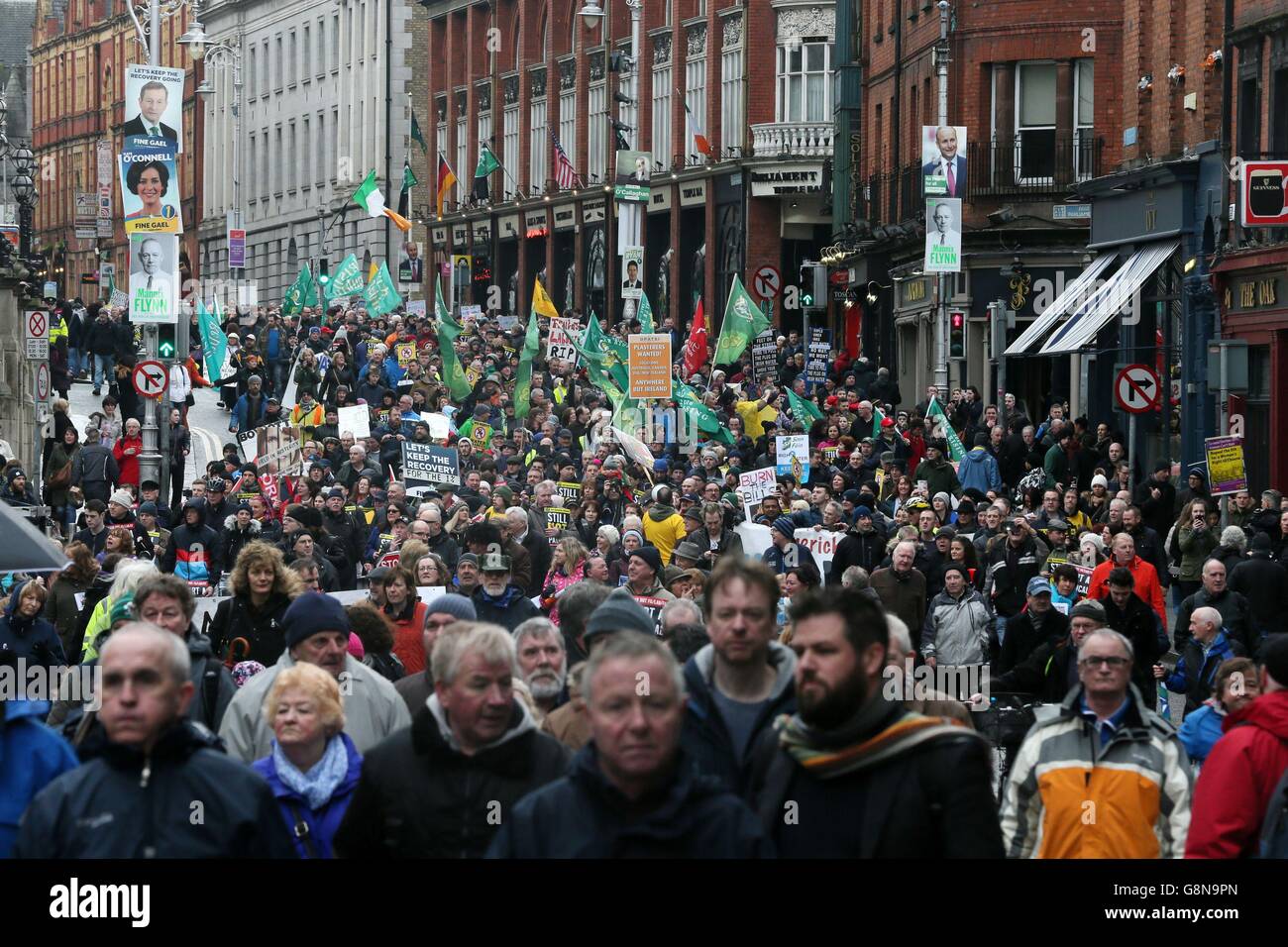 Aktivisten nehmen an einer Right2Water Demonstration gegen Wasseranschläge im Zentrum von Dublin Teil. Stockfoto