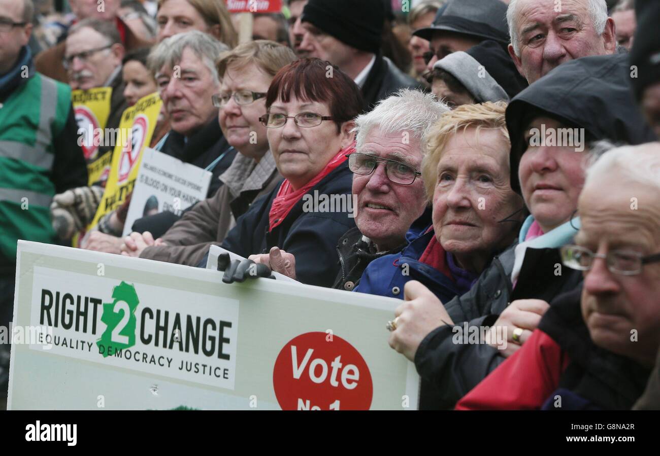 Protest gegen Wasseraufladungen. Aktivisten nehmen an einer Right2Water-Demonstration gegen Wasseranschläge im Zentrum von Dublin Teil. Stockfoto