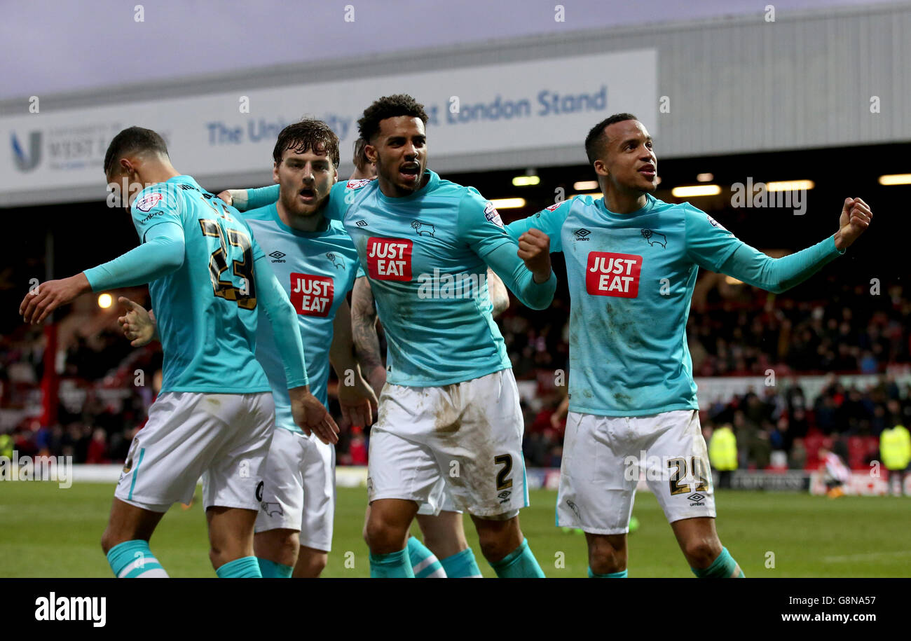 Chris Martin von Derby County (links) feiert den dritten Platz seiner Seite Ziel des Spiels neben Teamkollegen Cyrus Christie (Mitte) und Marcus Olsson (rechts) Stockfoto