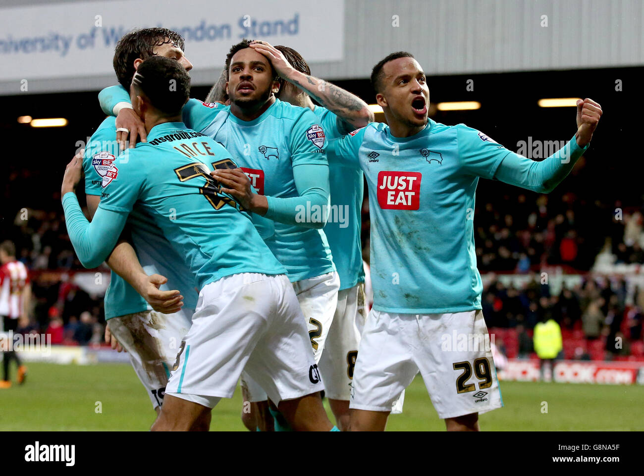 Chris Martin von Derby County wird von Teamkollegen auf seinem eigenen Pot gemobbt Feiert das dritte Tor seiner Spielseite Stockfoto