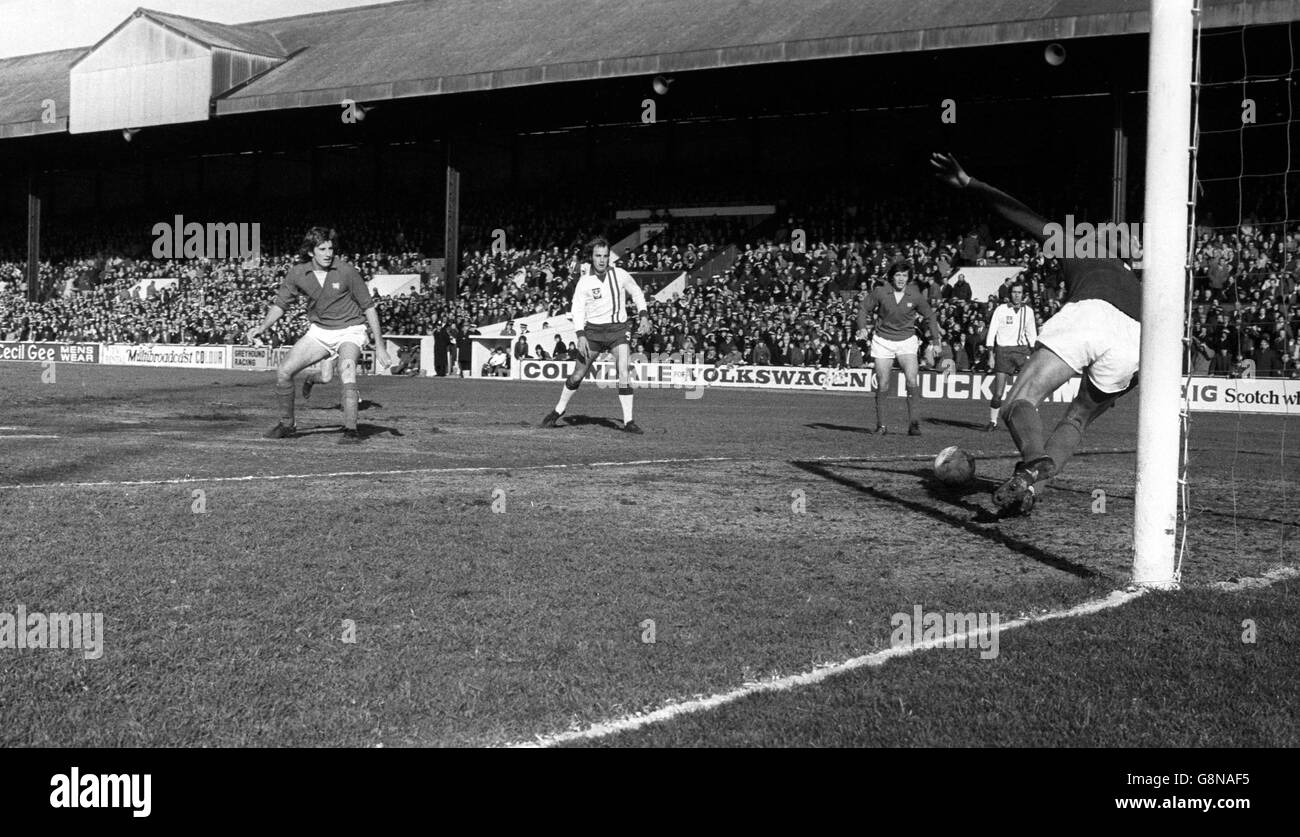 Mike Mellows erzielt das erste Tor für Portsmouth in der vierten Runde des FA Cup gegen den FC Leyton Orient. Die Spieler beobachten überrascht, wie Orient-Torwart Ray Goddard versucht, den Ball zu stoppen. Stockfoto