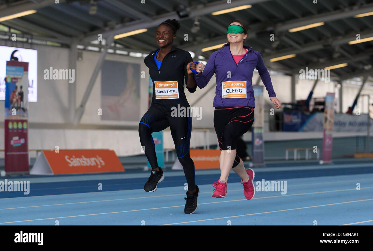 Dina Asher-Smith und Libby Clegg während einer sehbehinderten Sprint-Masterclass zur Förderung der Sainsbury's Active Kids Paralympics Challenge im Lee Valley Athletics Center, London. DRÜCKEN Sie VERBANDSFOTO. Bilddatum: Montag, 22. Februar 2016. Siehe PA Story ATHLETICS London. Bildnachweis sollte lauten: John Walton/PA Wire. Stockfoto