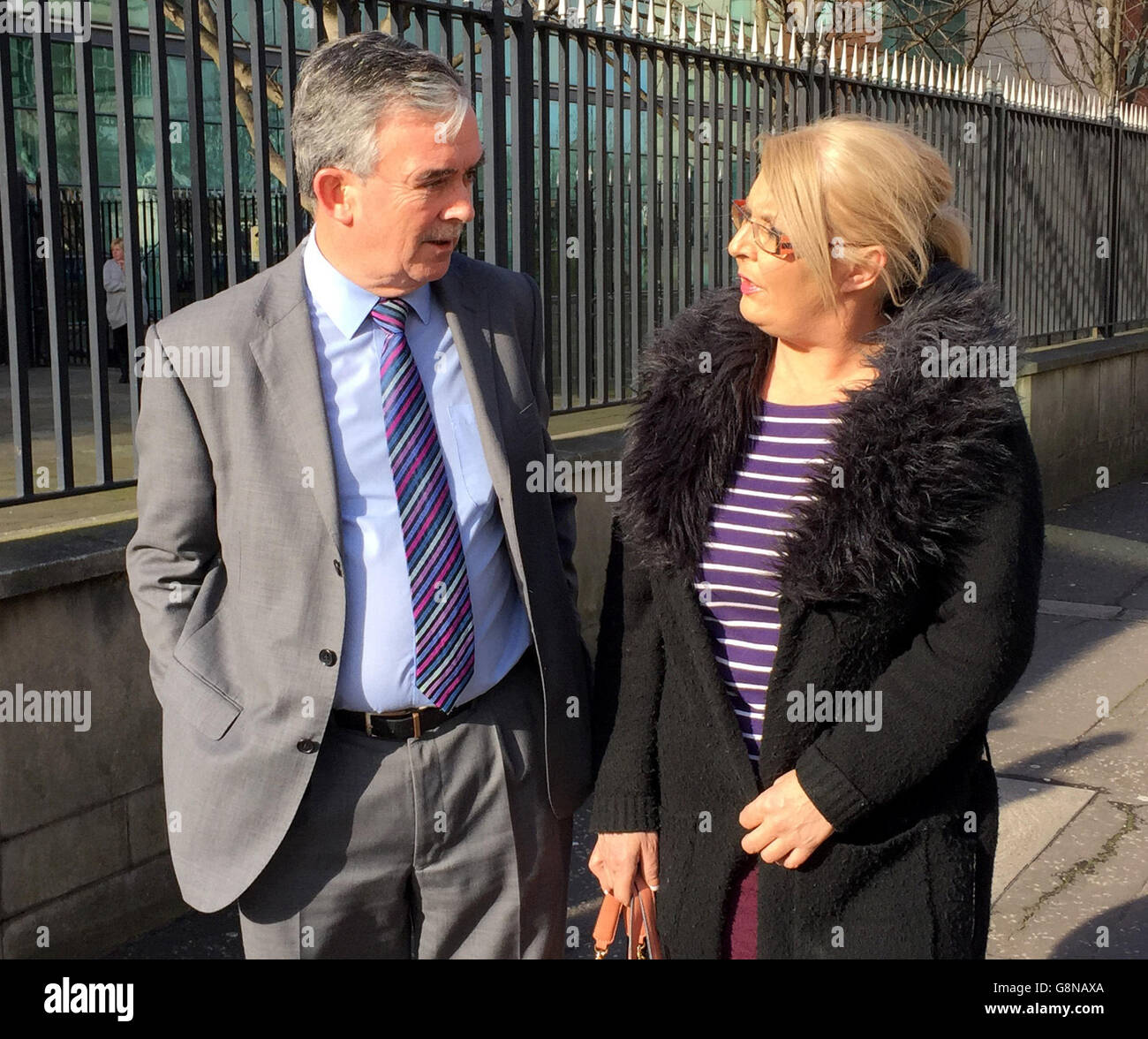 Colin Murray, ein ehemaliger Detektiv der Polizei von Kent, spricht mit Kathleen Arkinson, der Schwester von Arlene Arkinson, vor dem Laganside Court Complex in Belfast, wo er Beweise für die Untersuchung von Arlene Arkinson lieferte. Stockfoto